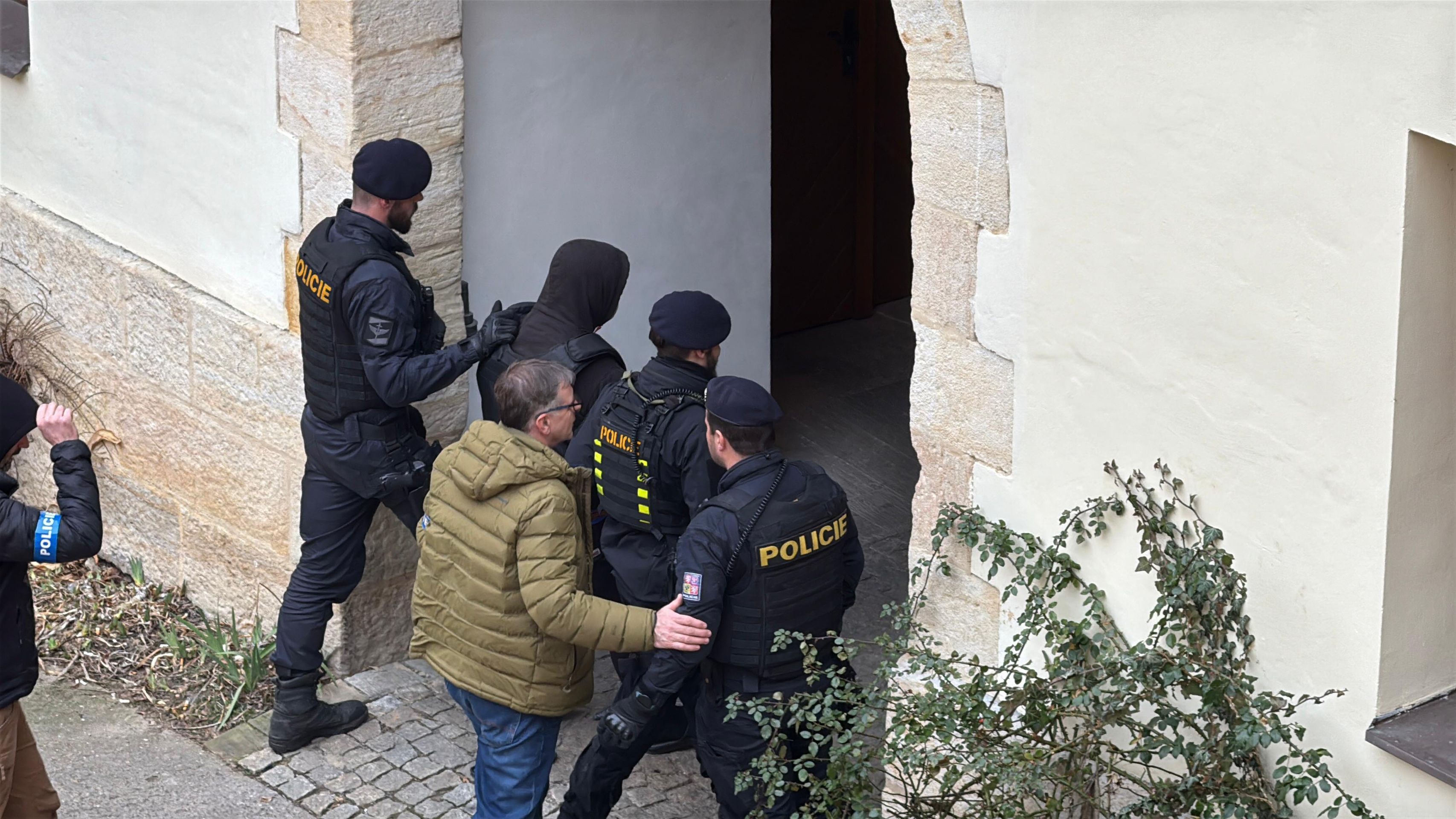 Útočníka z Hradce přivezli k soudu (11) - Útočníka z Hradce přivezli k soudu (12/12)