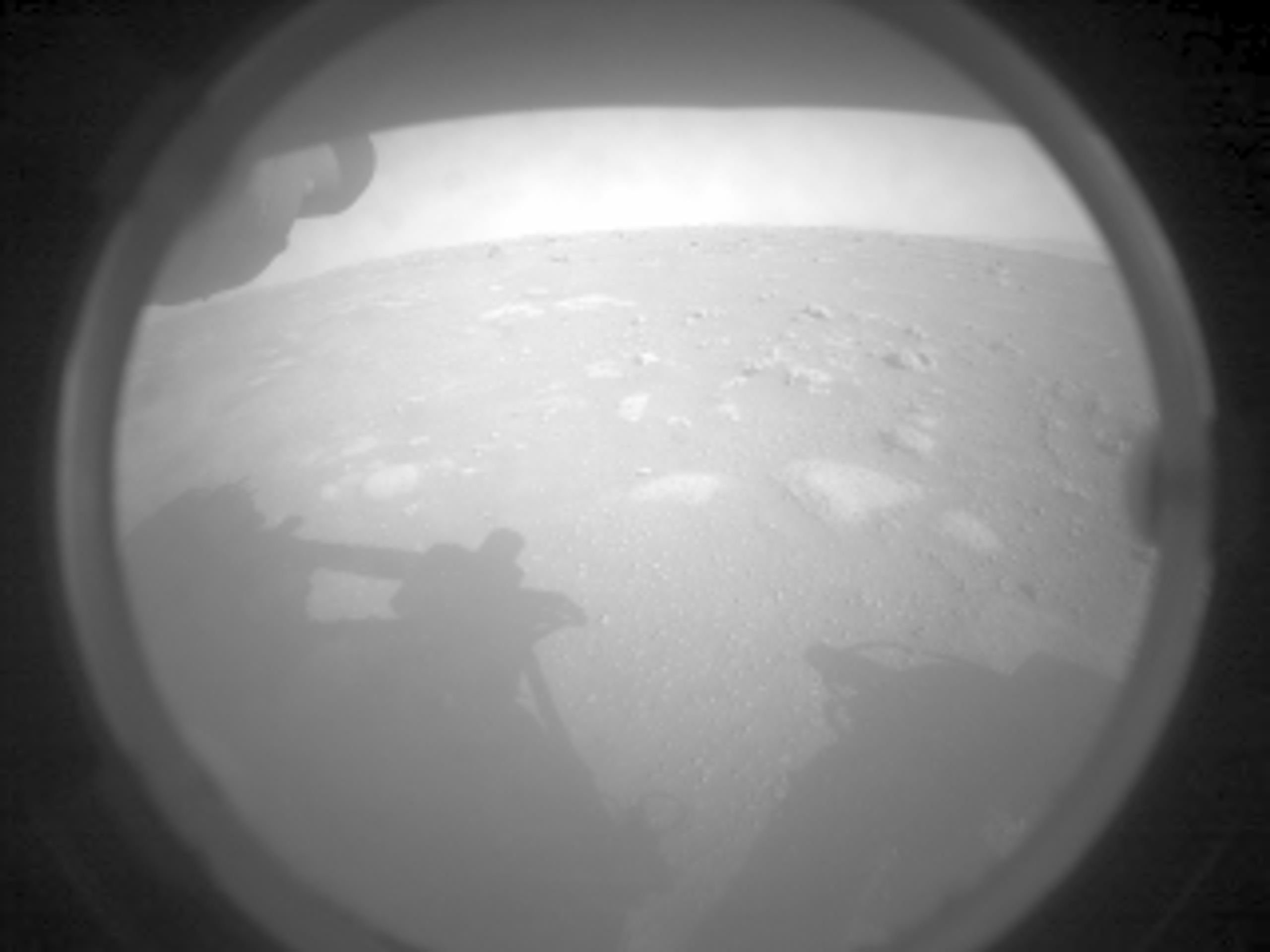 Perseverance Sol 0 - Levá přední Hazcam - GALERIE: První záběry ze sondy Perseverance (1/3)
