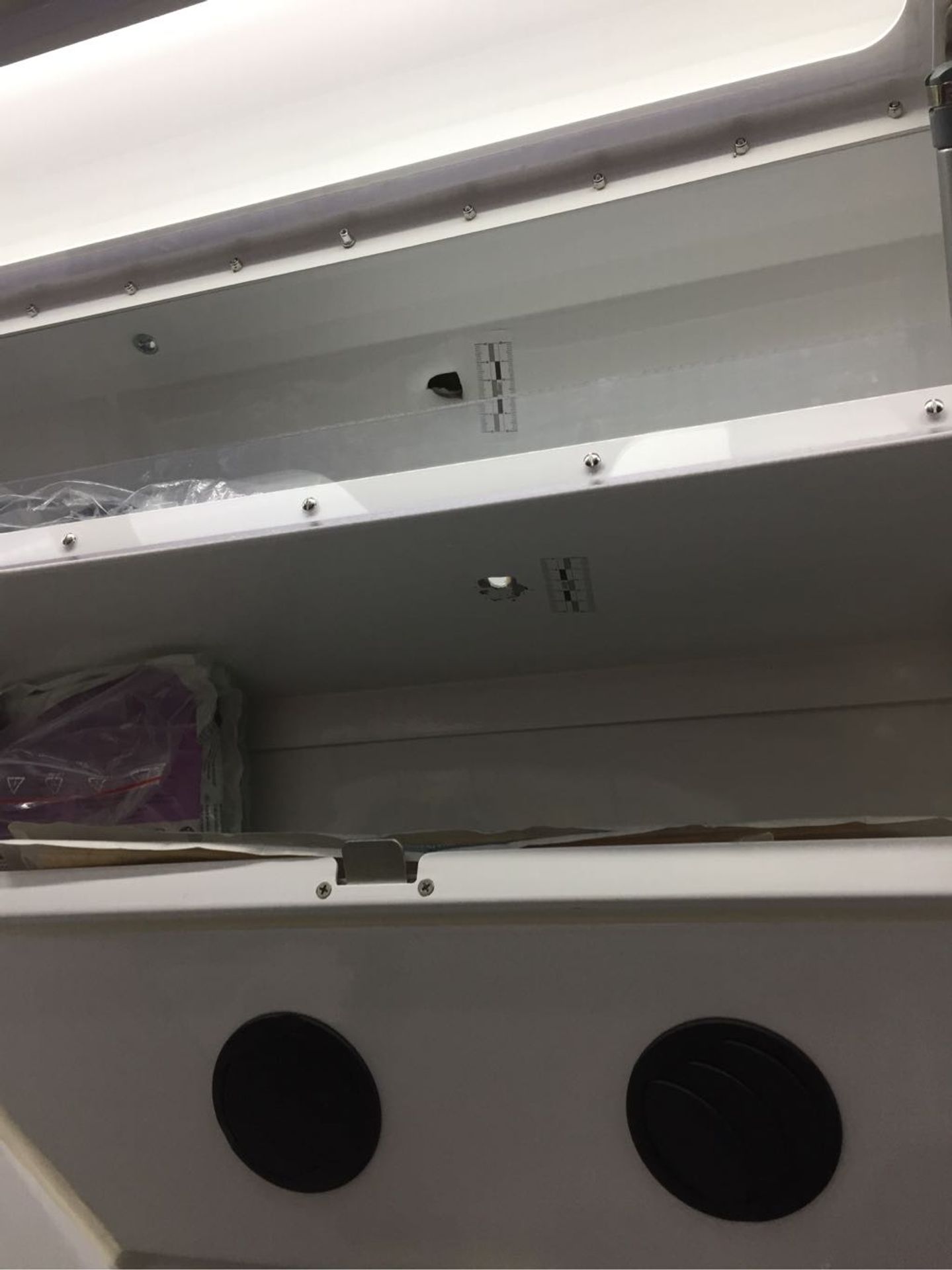 Psychicky nemocný muž skočil před policisty do Labe - průstřel sanitky - GALERIE: Psychicky nemocný muž uprchl při převozu (1/7)