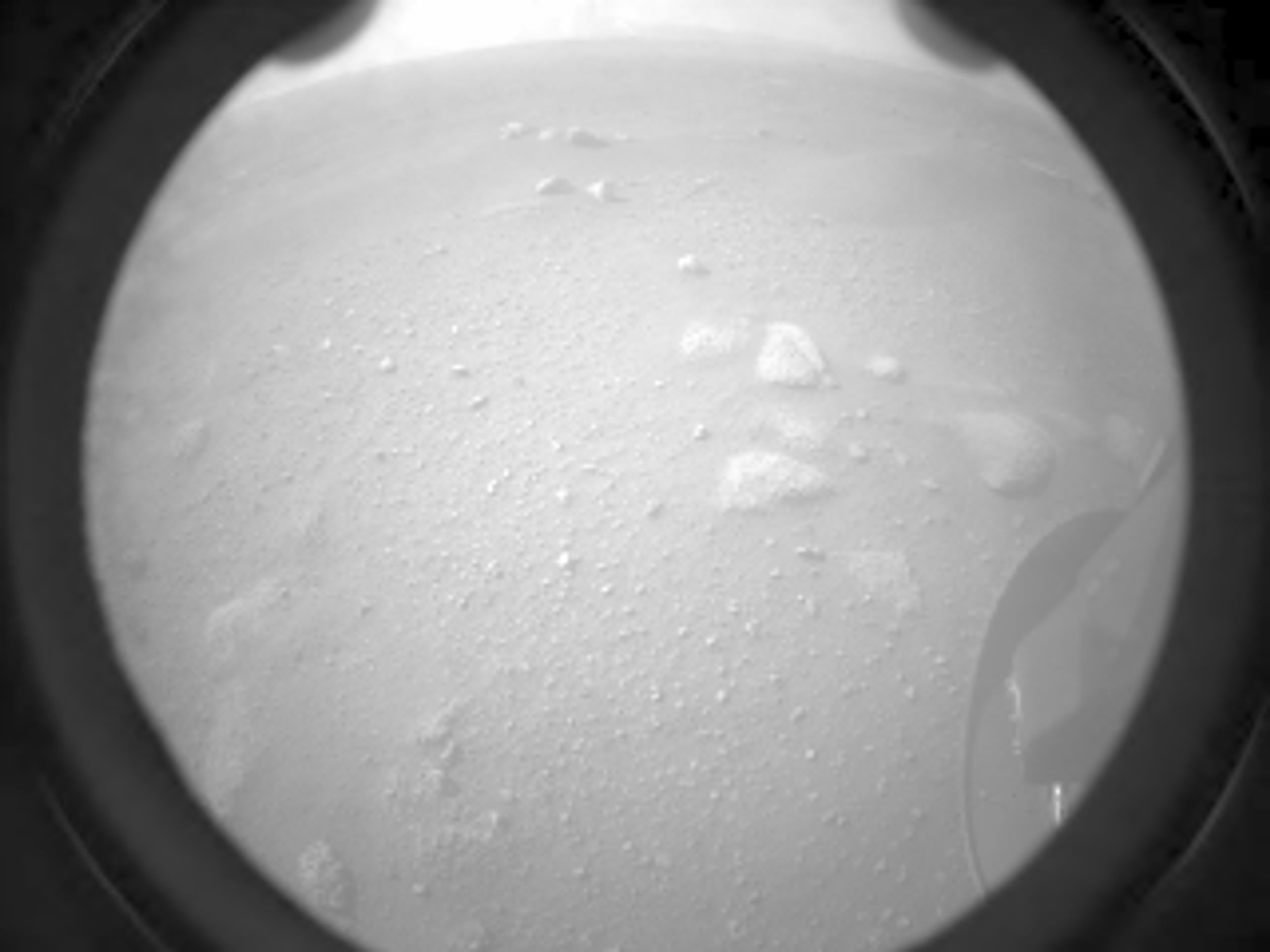 Perseverance Sol 0 - Pravá zadní Hazcam - GALERIE: První záběry ze sondy Perseverance (2/3)