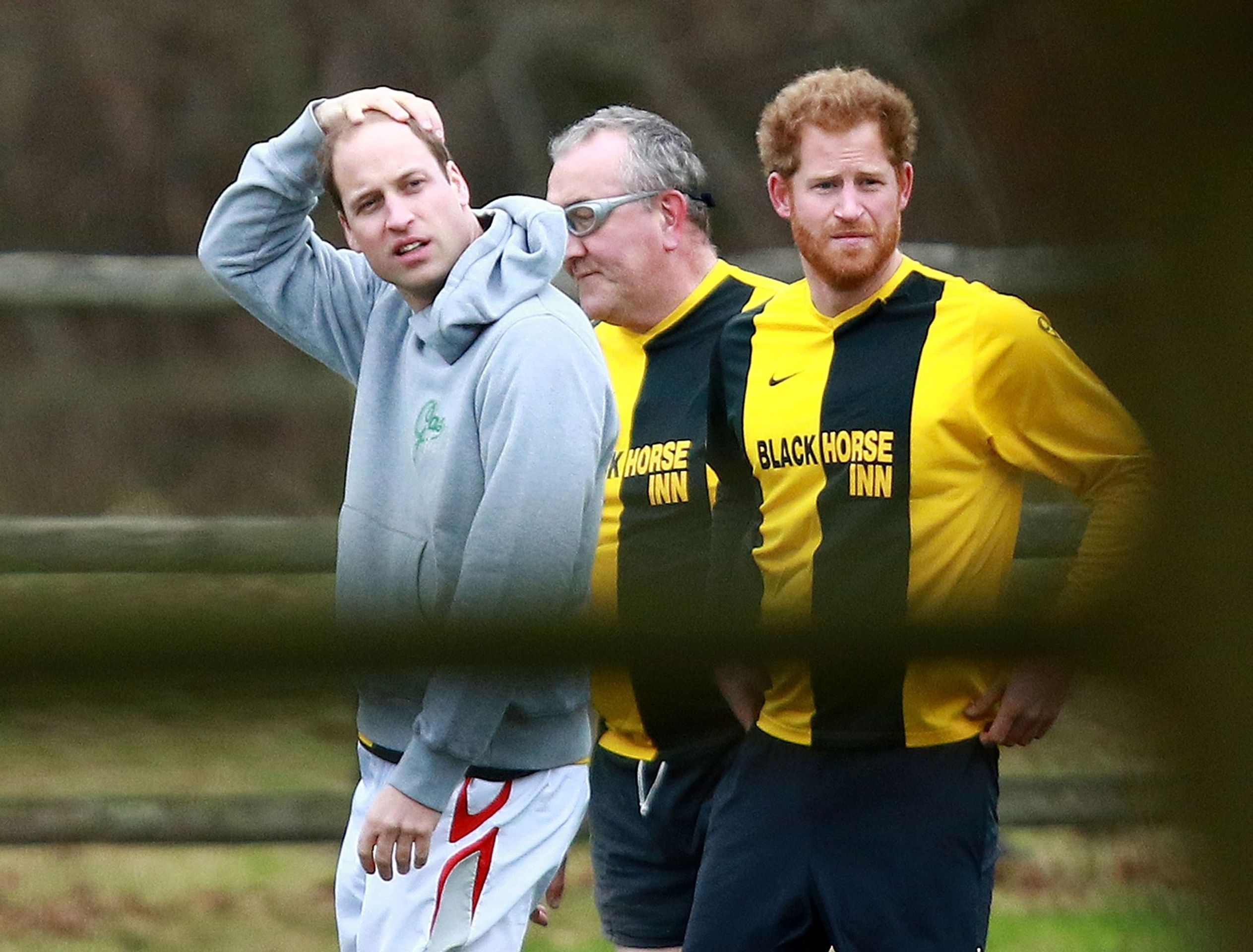 William a Harry na vánočním fotbalovém utkání v Sandringhamu, 2015 - William a Harry na vánočním fotbalovém utkání v Sandringhamu, 2015 (1/4)