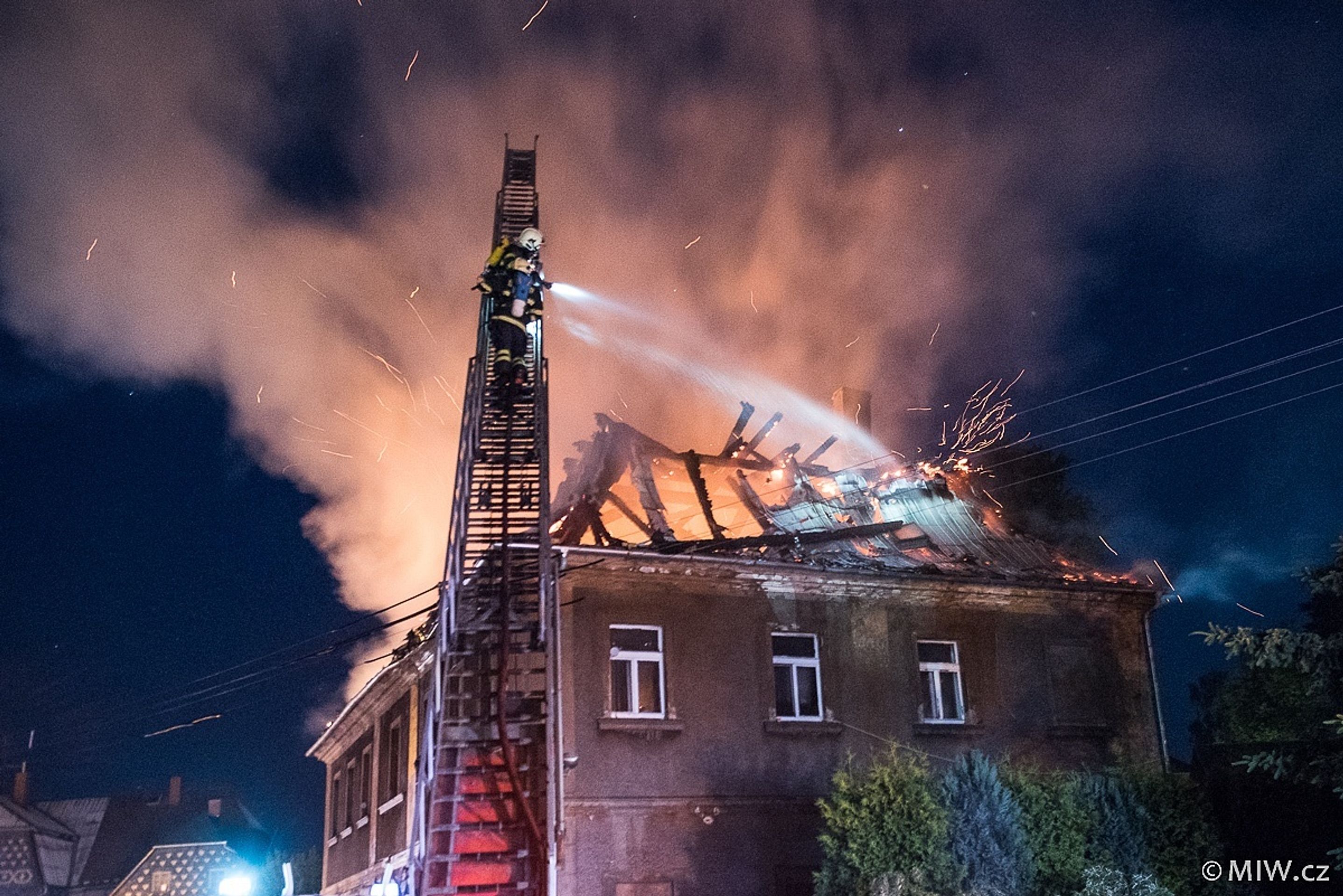 Požár v Jiříkově na Děčínsku zničil obytný dům - 10 - GALERIE: Požár v Jiříkově na Děčínsku zničil obytný dům (10/10)