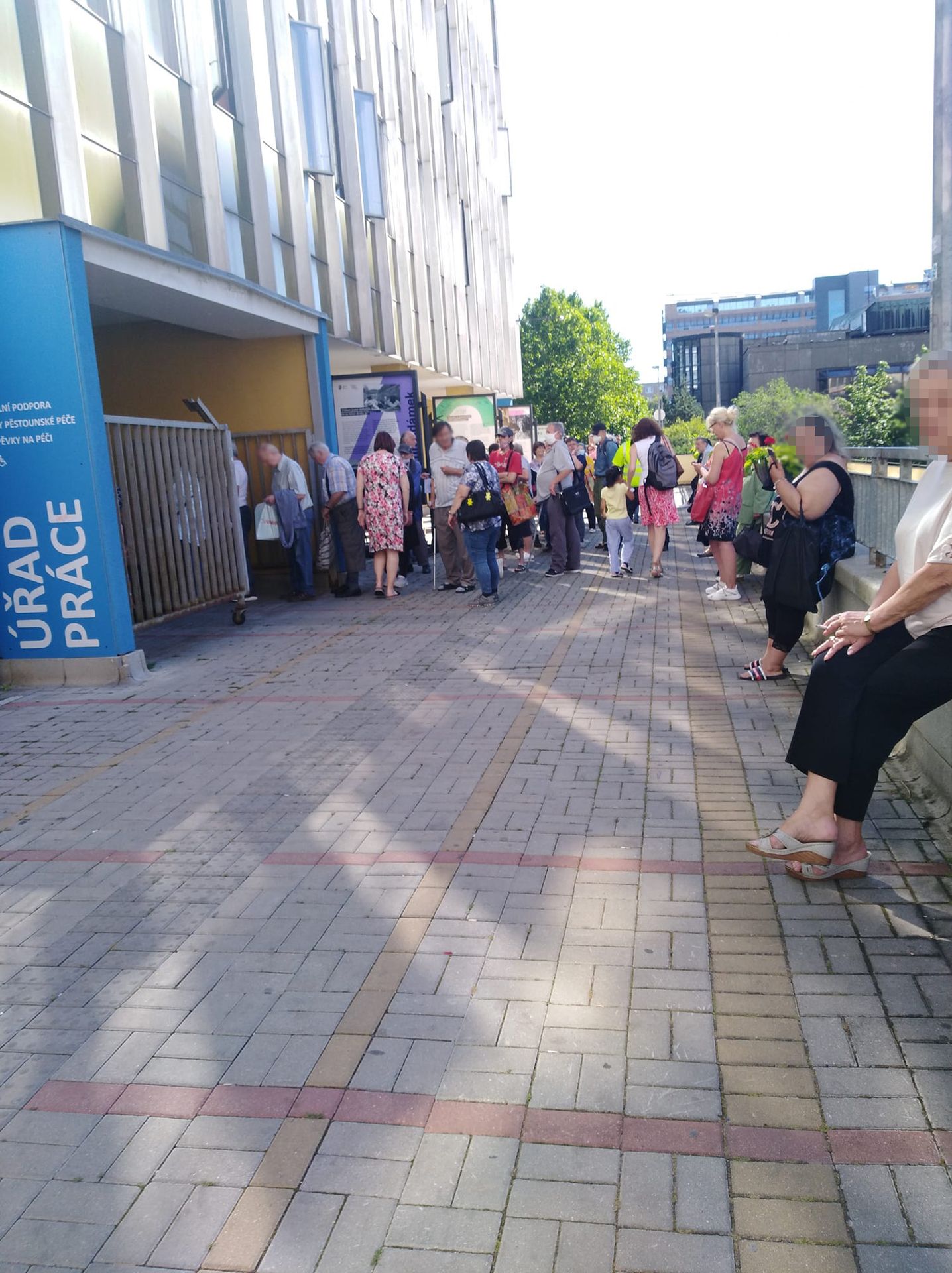 Fronty na úřadě na Praze 10 - 4 - GALERIE: Fronty na úřadě na Praze 10 (4/4)