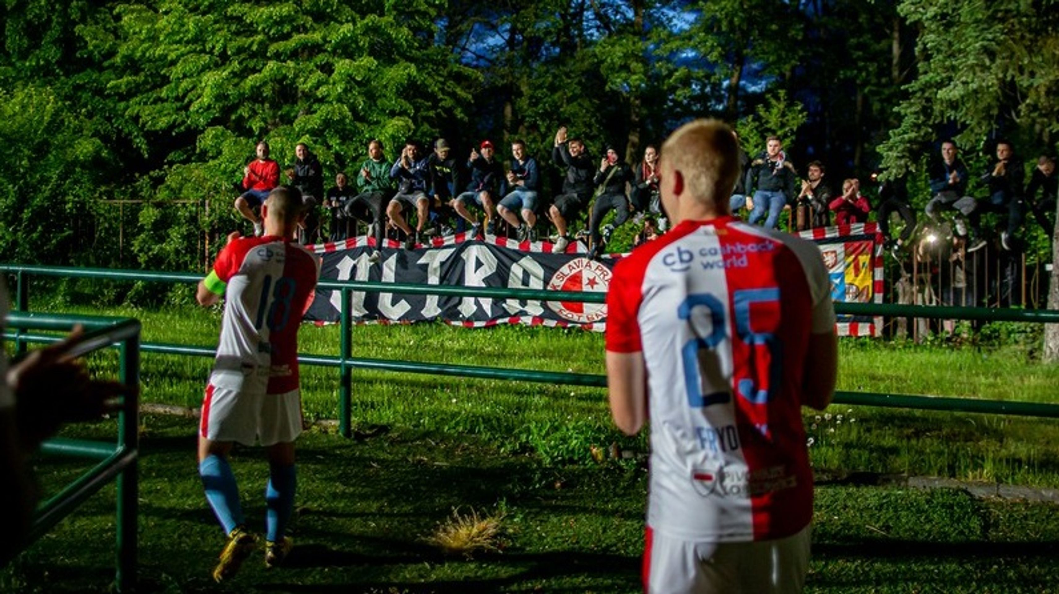 Slavia děkuje fanouškům v lese - GALERIE: Fotbalisté Slavie šli děkovat fanouškům až do lesa! (4/4)