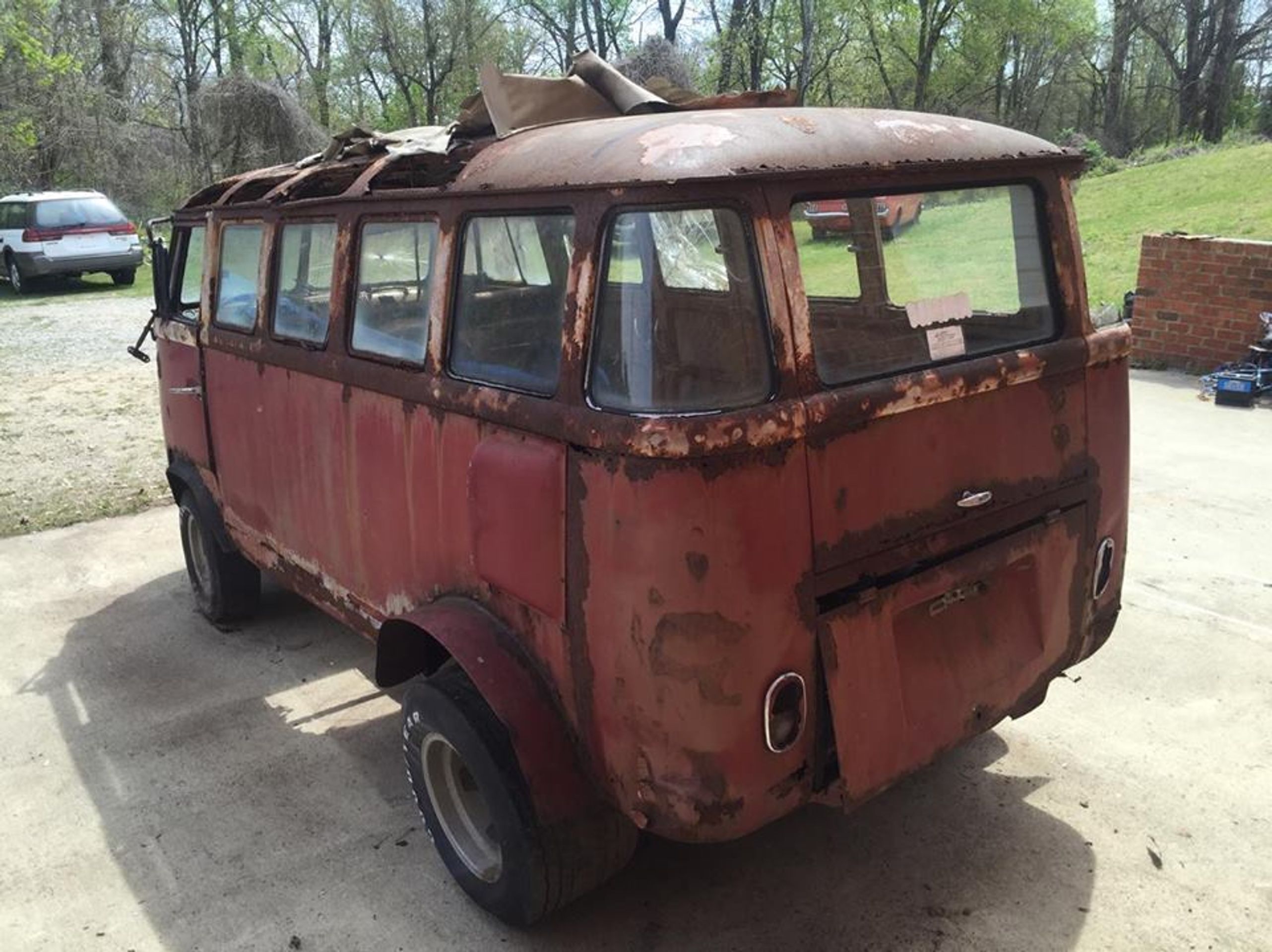 vrak - 37 - GALERIE: VW Bus - zrezlý šrot za stovky tisíc (8/22)