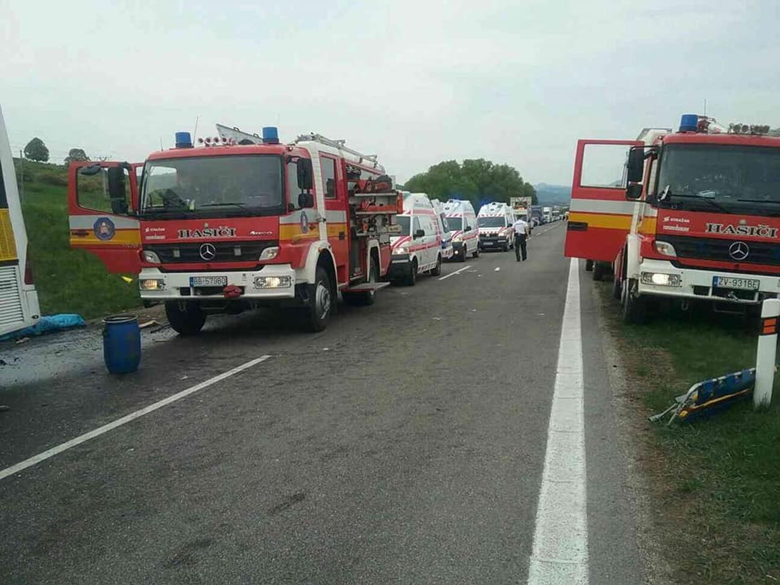 Autobus na Slovensku narazil do náklaďáku - 2 - GALERIE: Autobus na Slovensku narazil do náklaďáku (2/4)