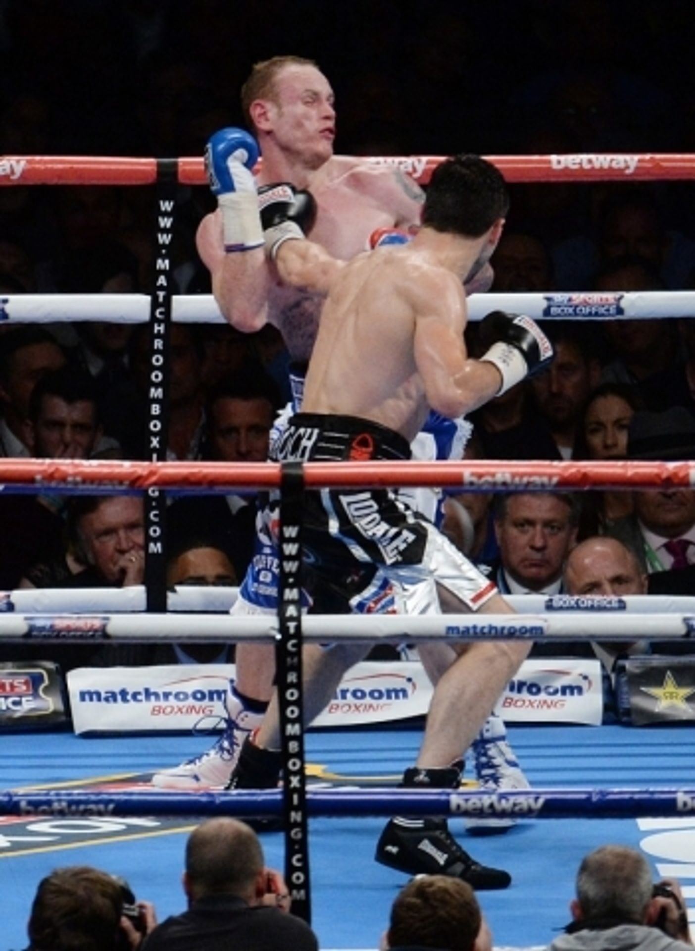 Boxer Carl Froch požádal v ringu přítelkyni o ruku - 1 - GALERIE: Boxer Froch obhájil titul ve střední váze a požádal přítelkyni o ruku (3/5)