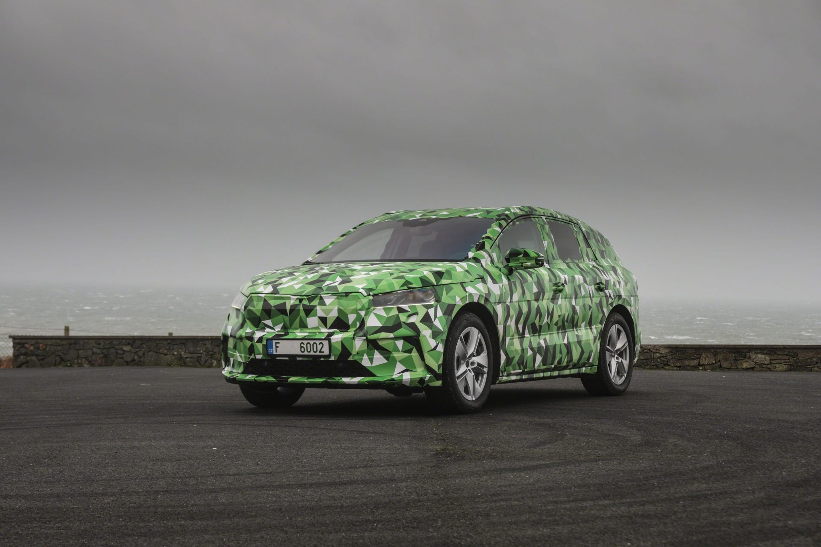 Škoda Enyaq iV - 39 - Fotogalerie: Zamaskovaný prototyp elektrického crossoveru Škoda Enyaq (12/20)