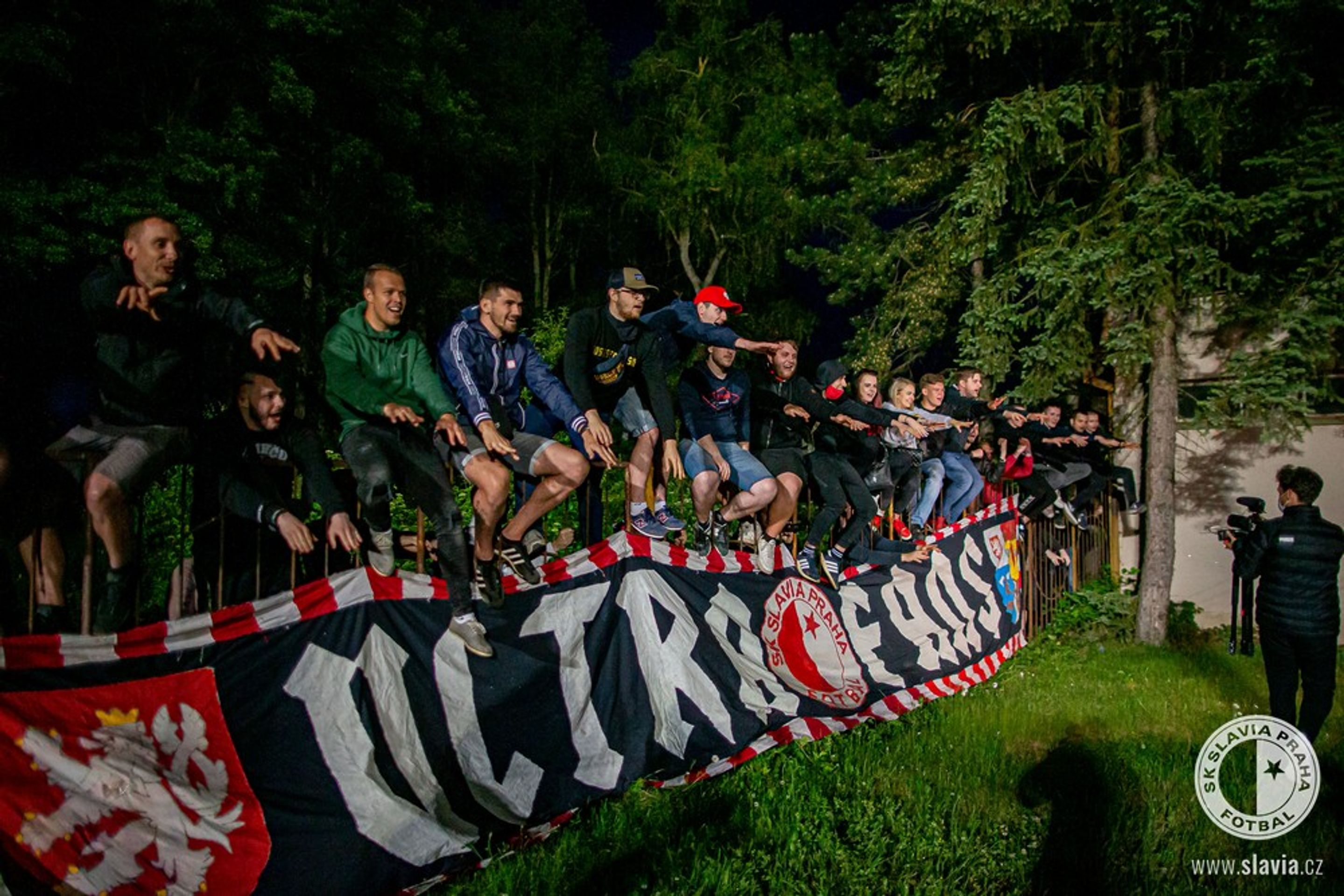 Slavia děkuje fanouškům v lese - GALERIE: Fotbalisté Slavie šli děkovat fanouškům až do lesa! (3/4)