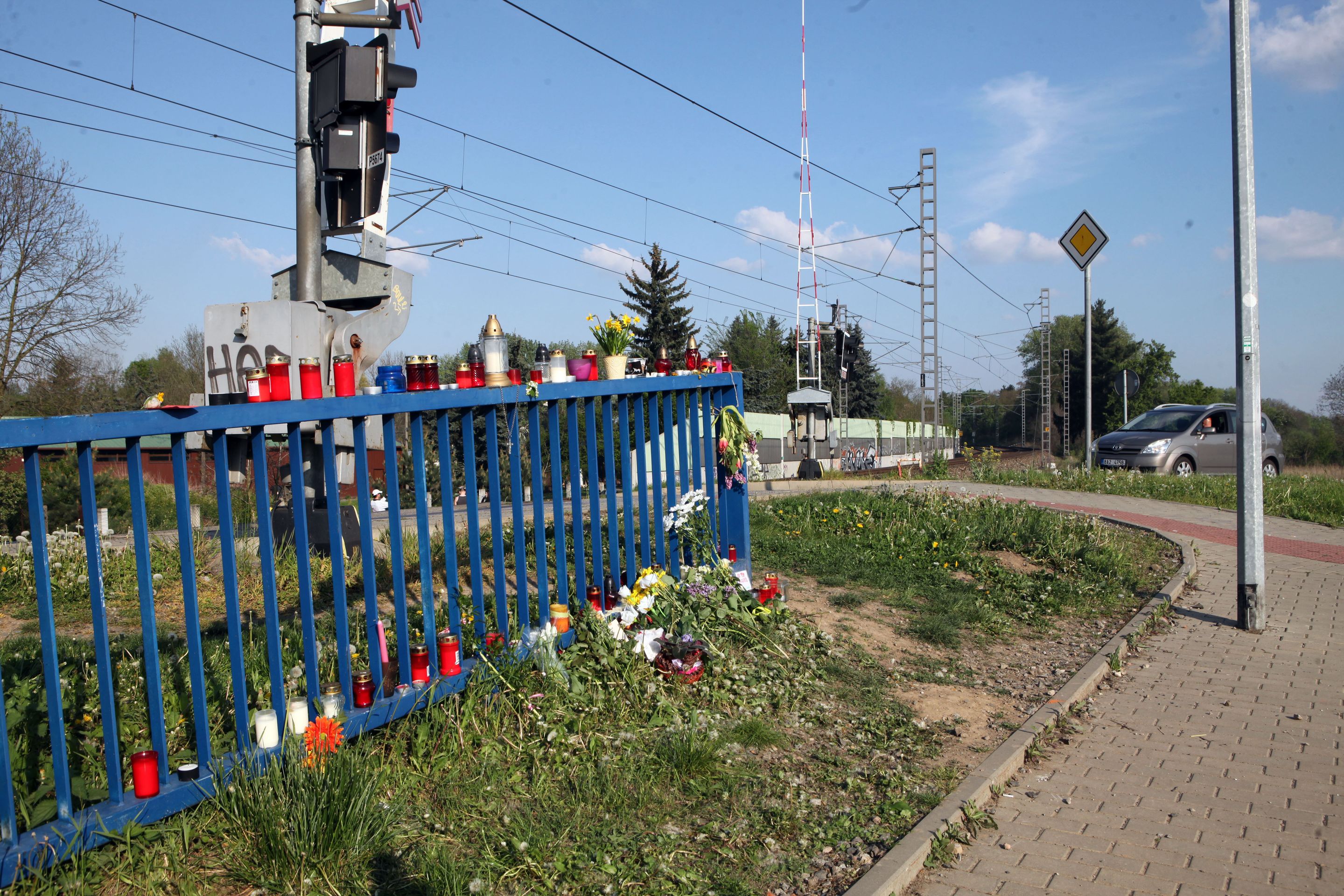 Zdeněk Macura pokládá květiny na místě, kde zemřela Iveta Bartošová - 5 - Zdeněk Macura pokládá květiny na místě, kde zemřela Iveta Bartošová (5/5)