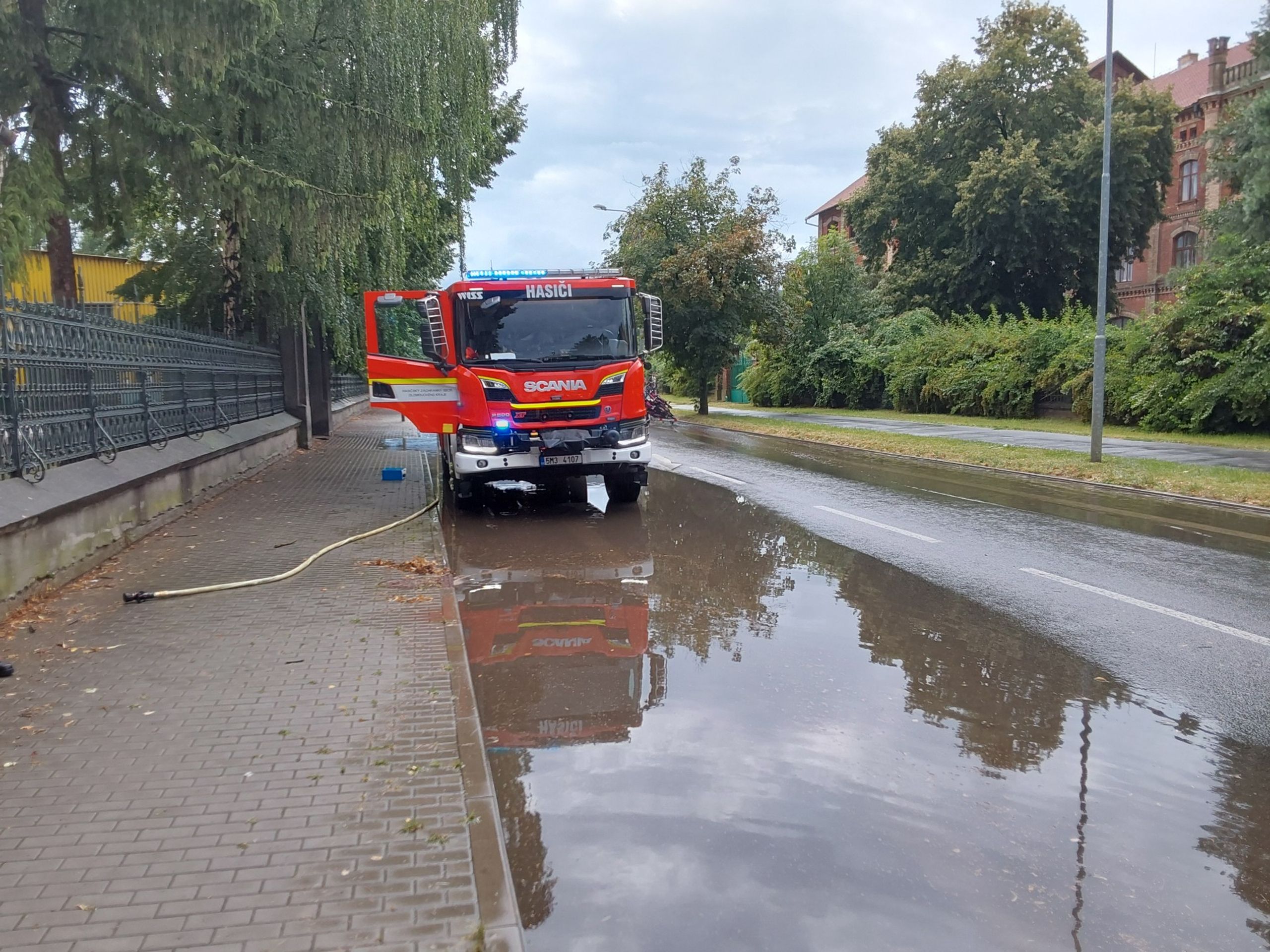 Bouřky a vydatný déšť na Olomoucku (5) - Českem postupují silné bouřky s prudkým deštěm (2/7)