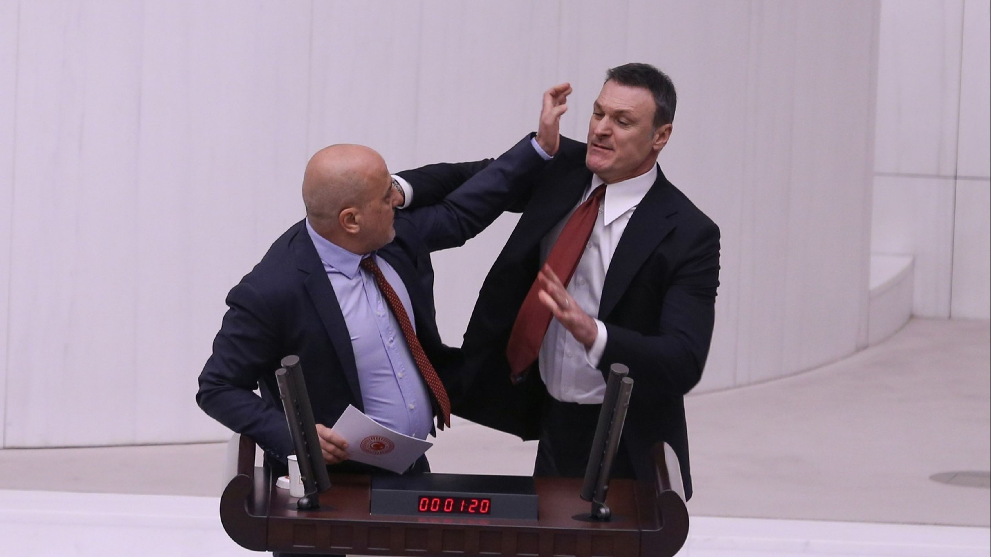 Hromadná rvačka v tureckém parlamentu - Hromadná rvačka v tureckém parlamentu (4/6)