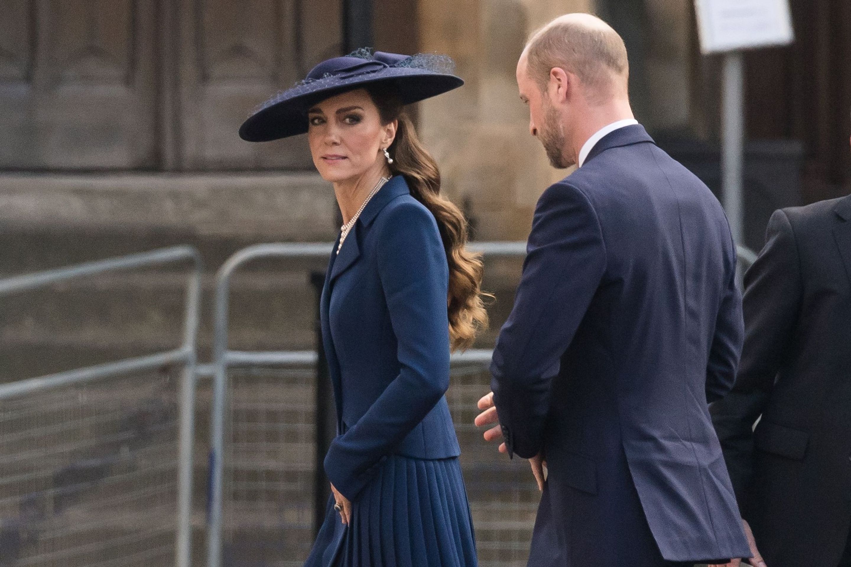 Kate a William - Na Kate a Williama čekali protestující před Westminsterským opatstvím (5/5)