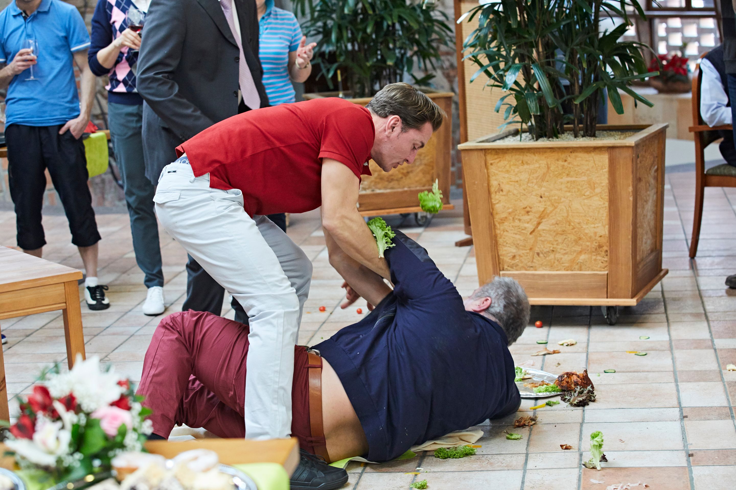 Rvačka v Ordinaci: Zounar dostane do obličeje od Vondráčka - GALERIE: Rvačka v Ordinaci (8/10)