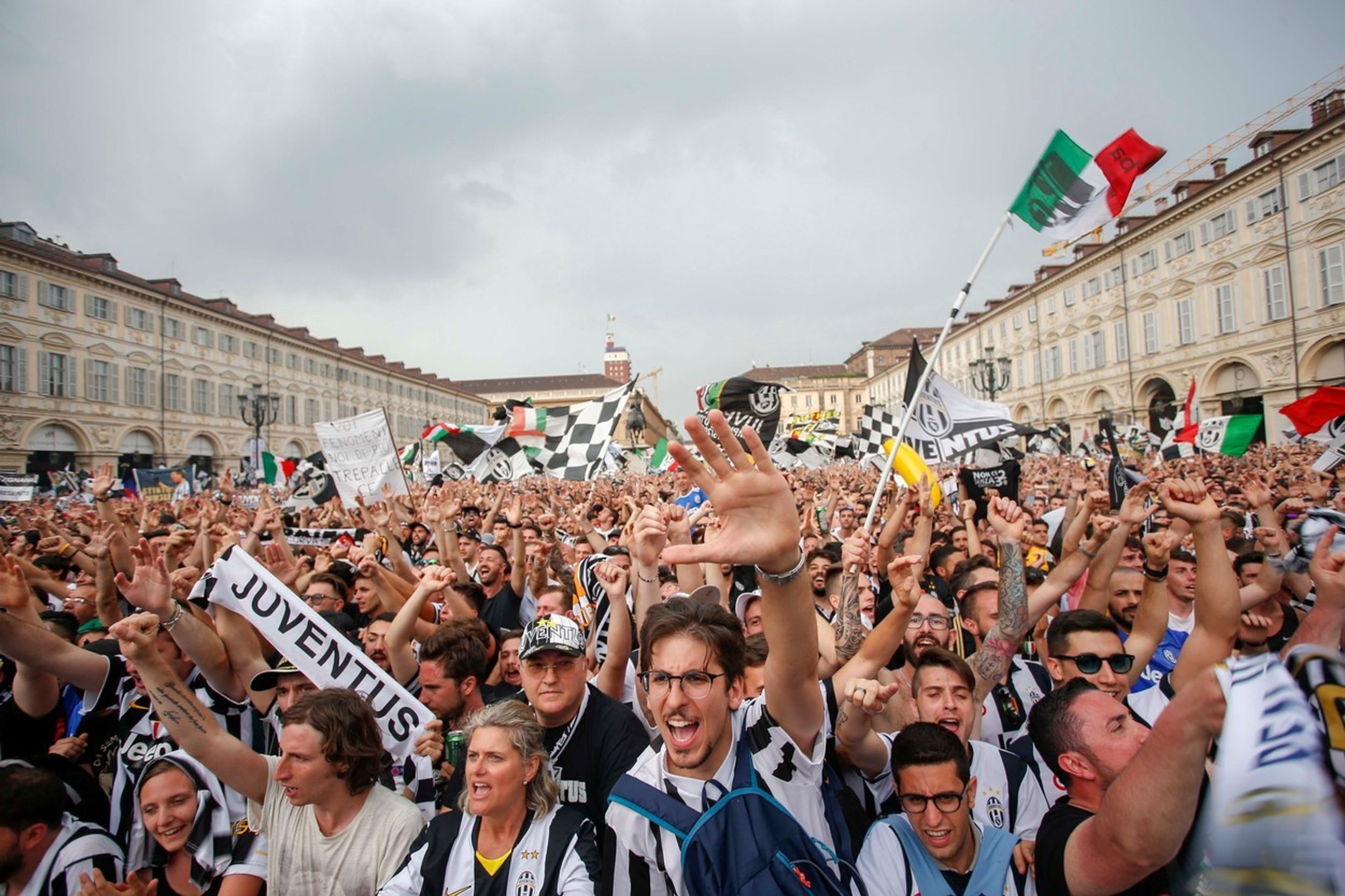 Fanoušci na Piazza San Carlo - GALERIE: Obrázky po výbuchu mezi fanoušky v Turíně (1/10)