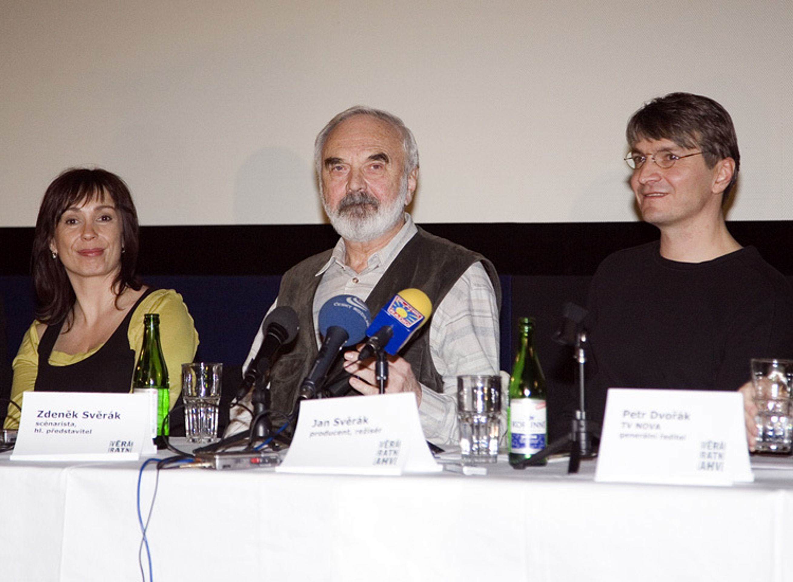 Tisková konference k filmu Vratné lahve - Nela Boudová, Zdeněk Svěrák, Jan Svěrák - K Vratným lahvím inspiroval chlapík z Petřin - foto a videogalerie (1/3)