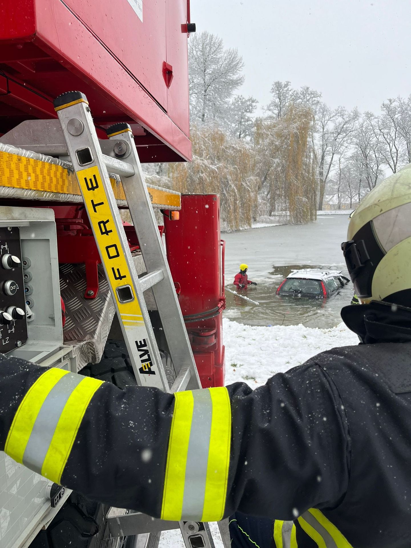 V Dolním Bukovsku skončilo osobní auto v rybníku (4) - Chumelenice komplikuje dopravu (16/20)