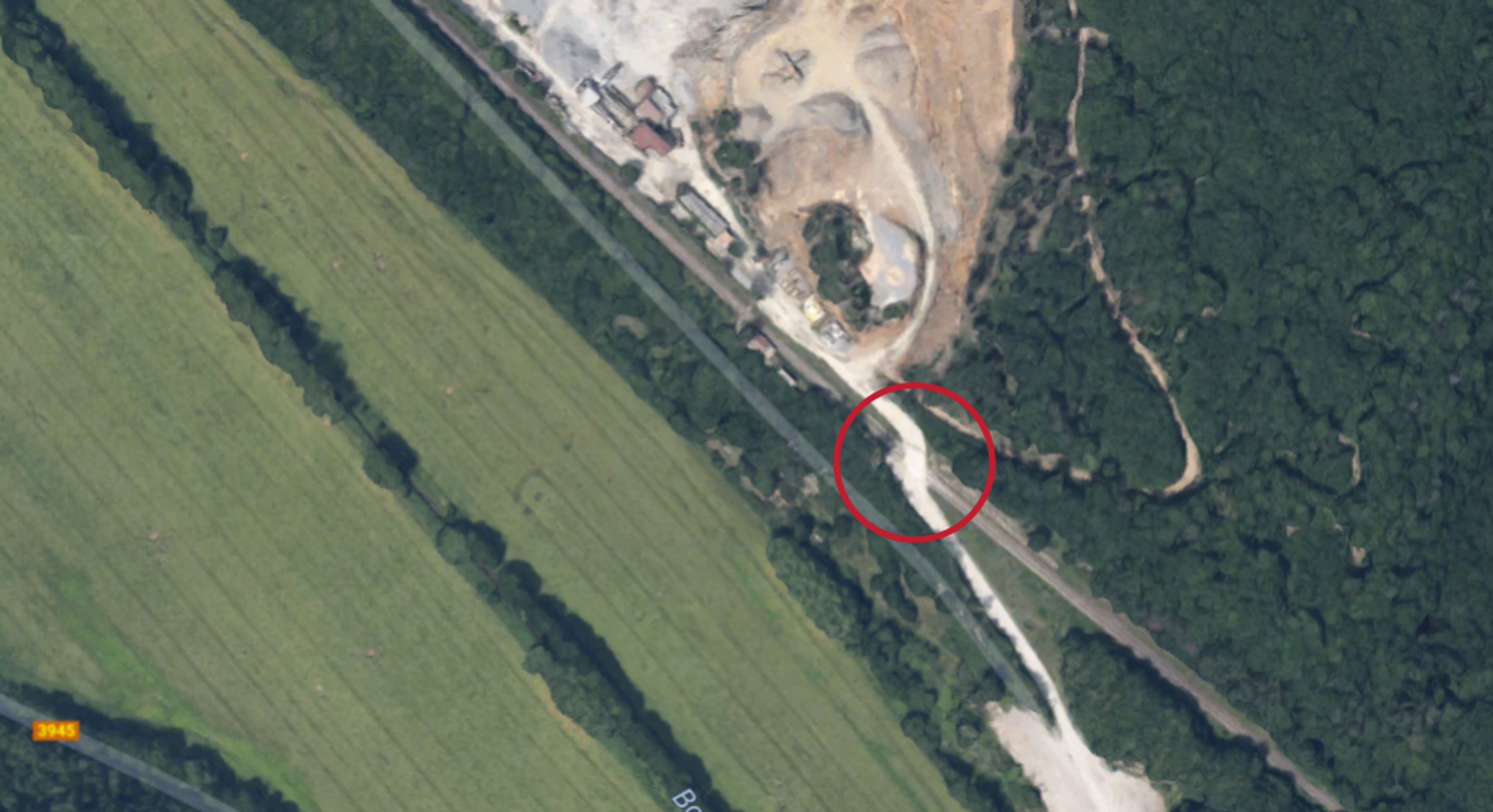 Nebezpečné přejezdy: P 3816, Brno - Jihlava, Jihomoravský kraj - přejezd bez světel, řešení: se závorami. DŮVOD: Vjezd do lomu, hluk ovlivňuje slyšitelnost zvukové návěsti, příjezd do kopce, traťová rychlost 80 km/h - GALERIE: Nebezpečné přejezdy - Zlínský kraj, Jihomoravský kraj, Jihočeský kraj (4/11)