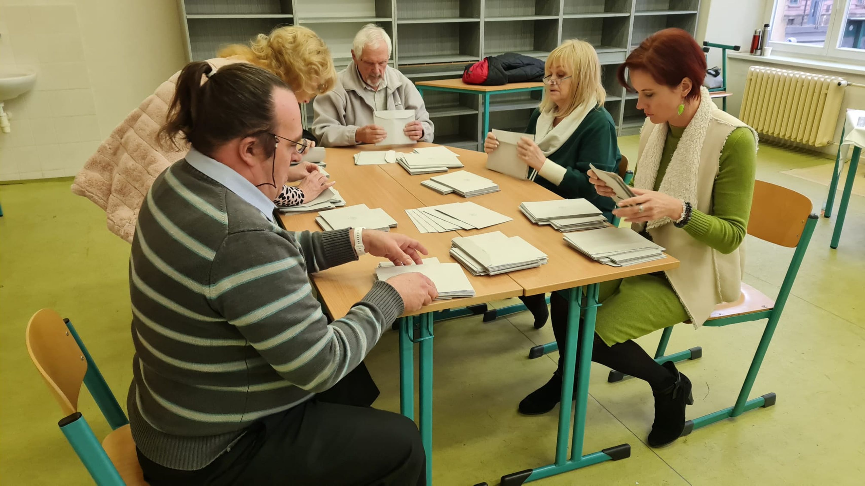 Volební místnost v Plzni (4) - Druhé kolo prezidentských voleb (28/35)