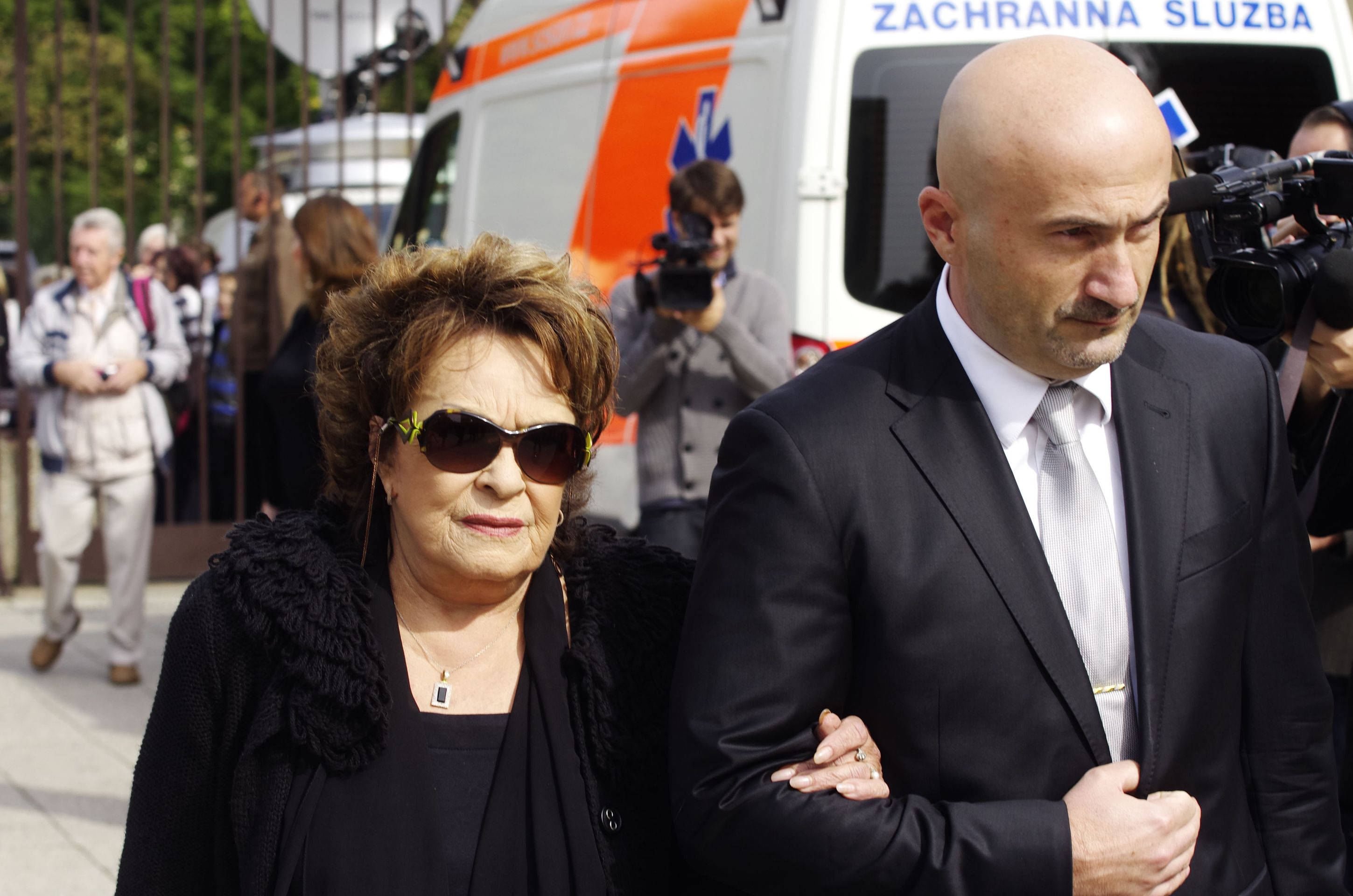 Poslední rozloučení s Radkem Brzobohatým - smuteční hosté - 8 - Smuteční hosté se loučí s Radkem Brzobohatým (5/14)