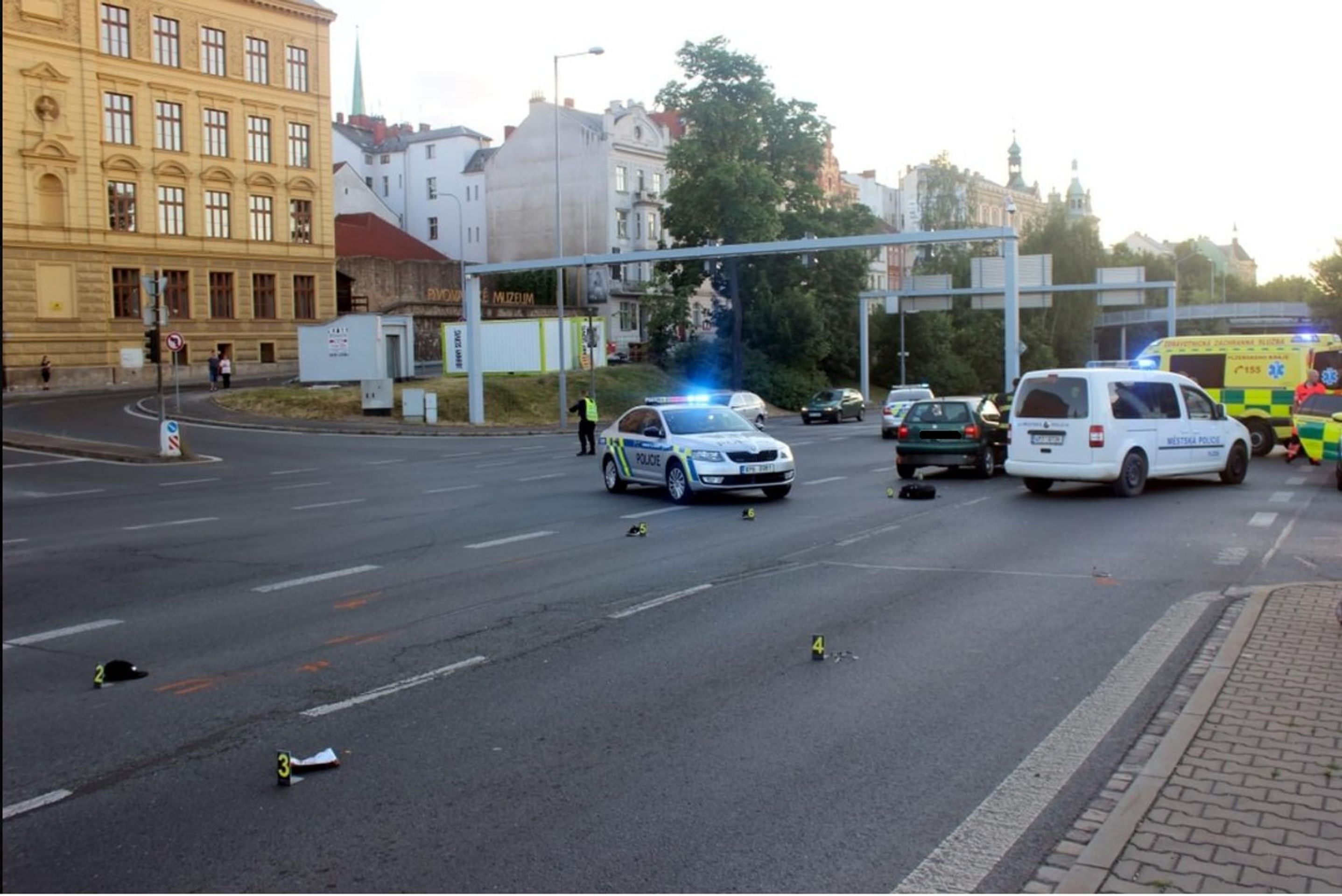 Auto srazilo v Plzni na přechodu dvě děti - 3 - GALERIE: Auto srazilo na přechodu v Plzni dvě děti (3/9)
