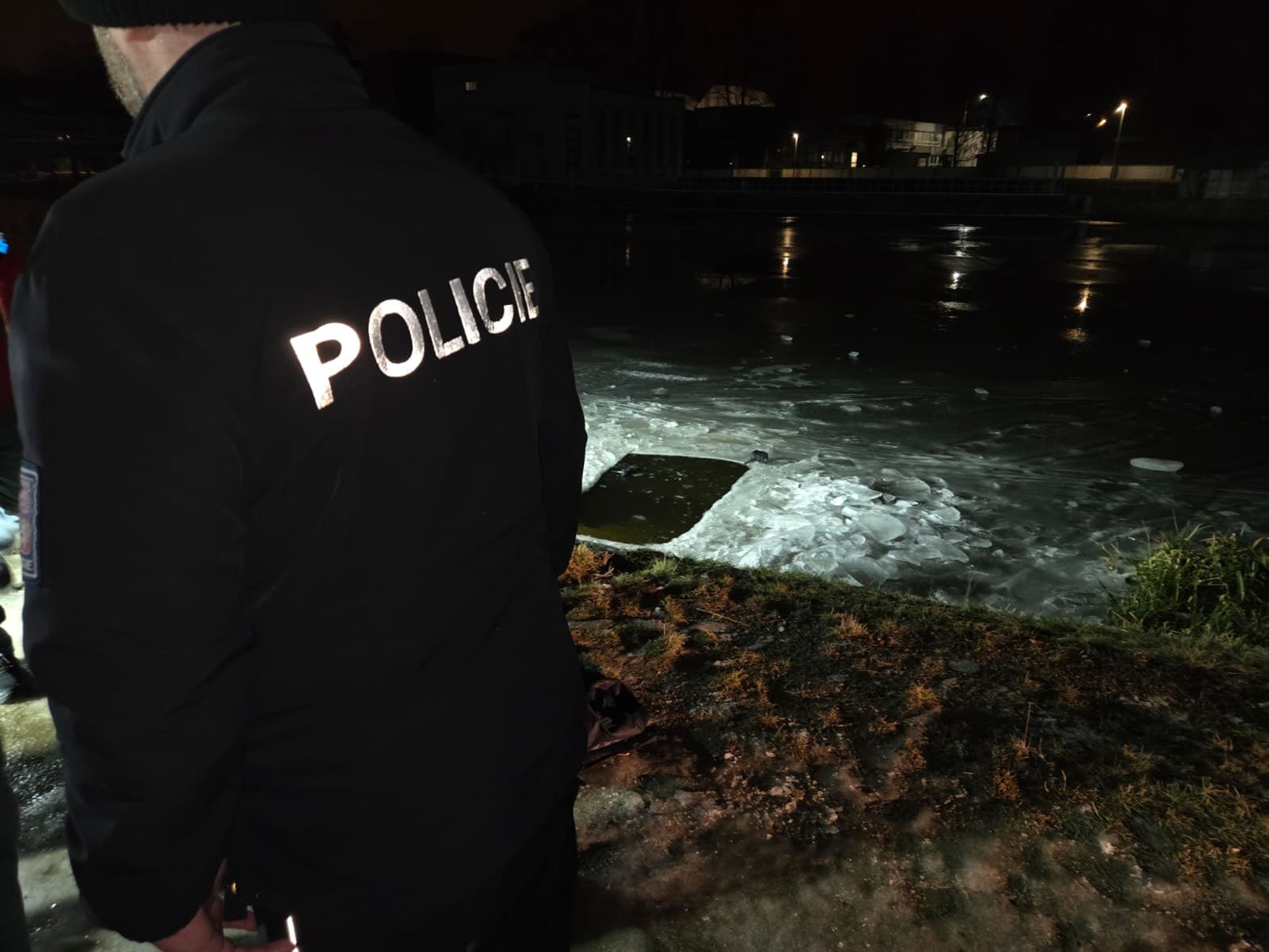 Policie zachraňovala tonoucí ve Vltavě - Policejní zásah ve Vltavě (2/7)