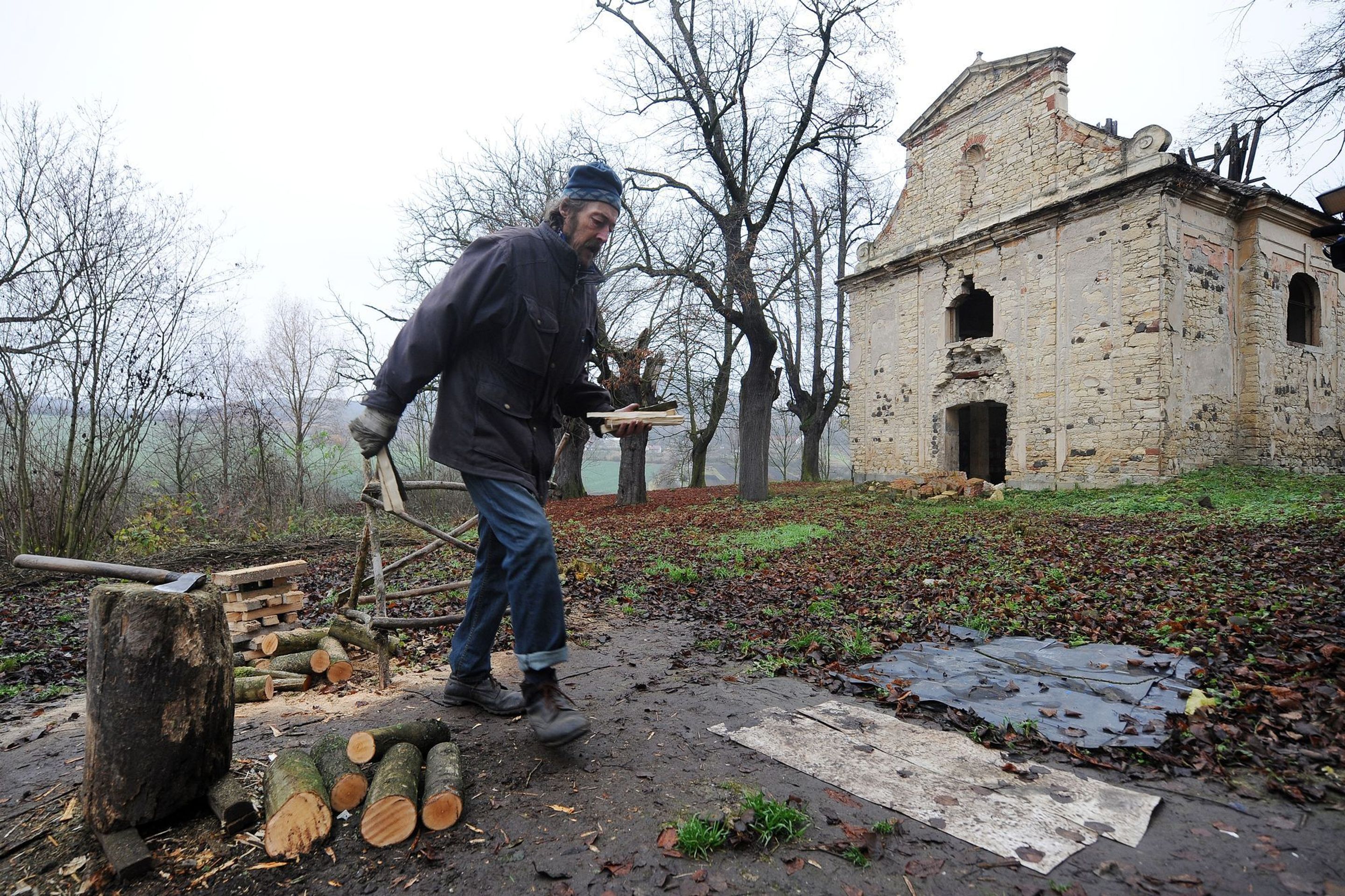 Chátrající kostel u Libčevsi hlídá bezdomovec - 18 - GALERIE: Chátrající kostel u Libčevsi hlídá bezdomovec (18/22)