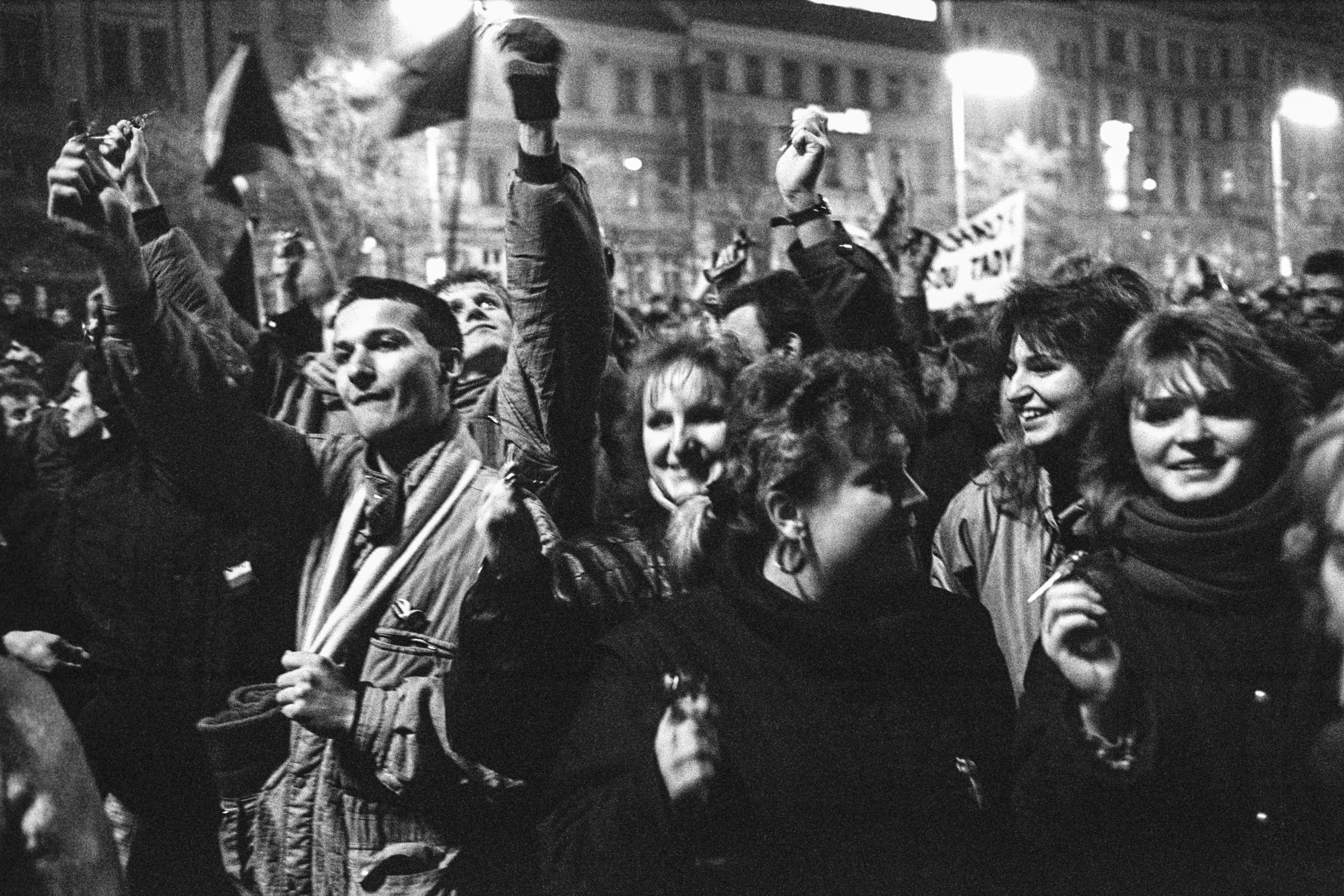 Historické fotografie z revolučního roku 1989 - 15 - GALERIE: Historické fotografie z revolučního roku 1989 (15/20)