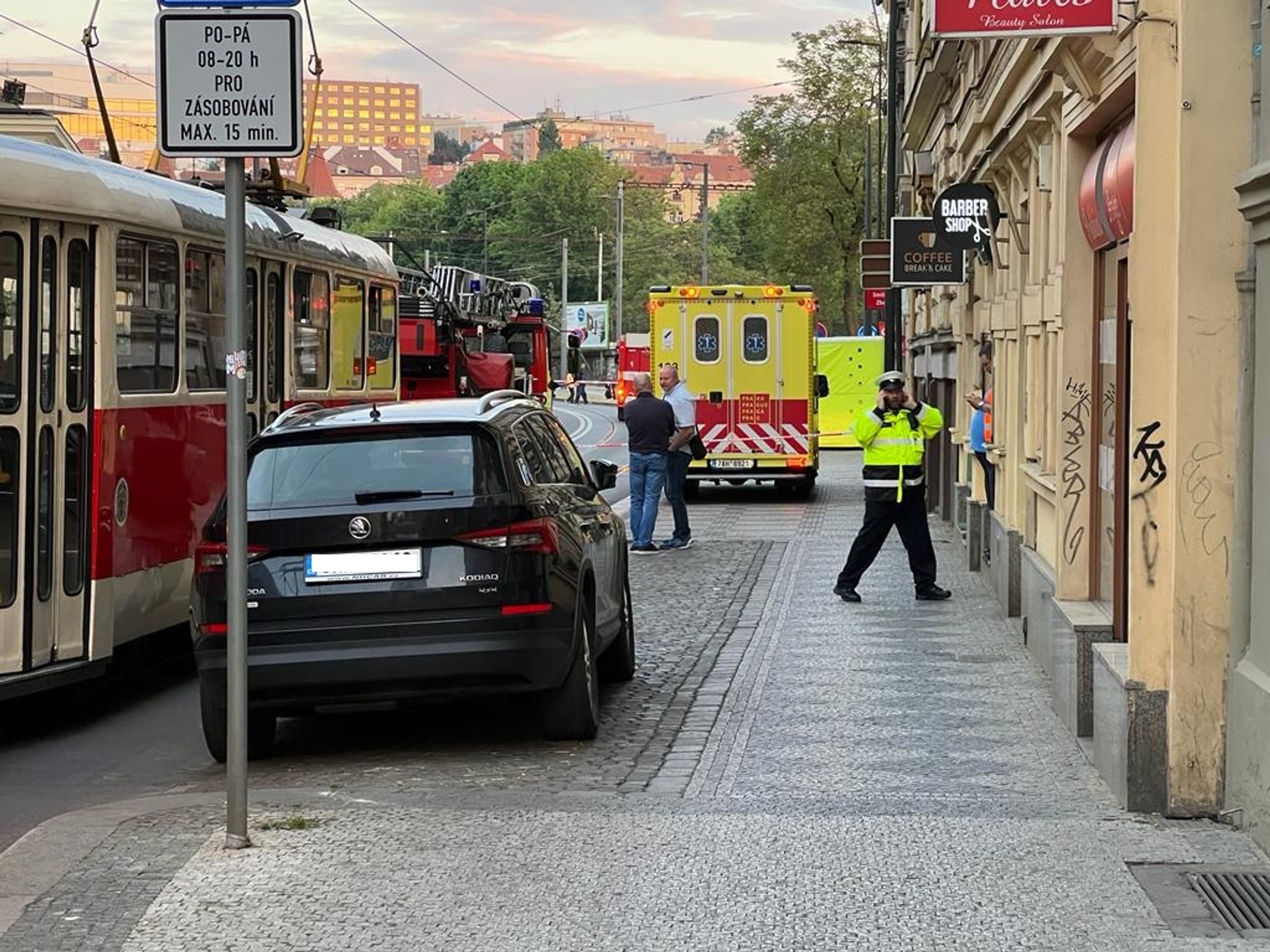 Zabarikádovaný muž v Praze hrozí skokem z okna - Zabarikádovaný muž v Praze hrozí skokem z okna (2/9)
