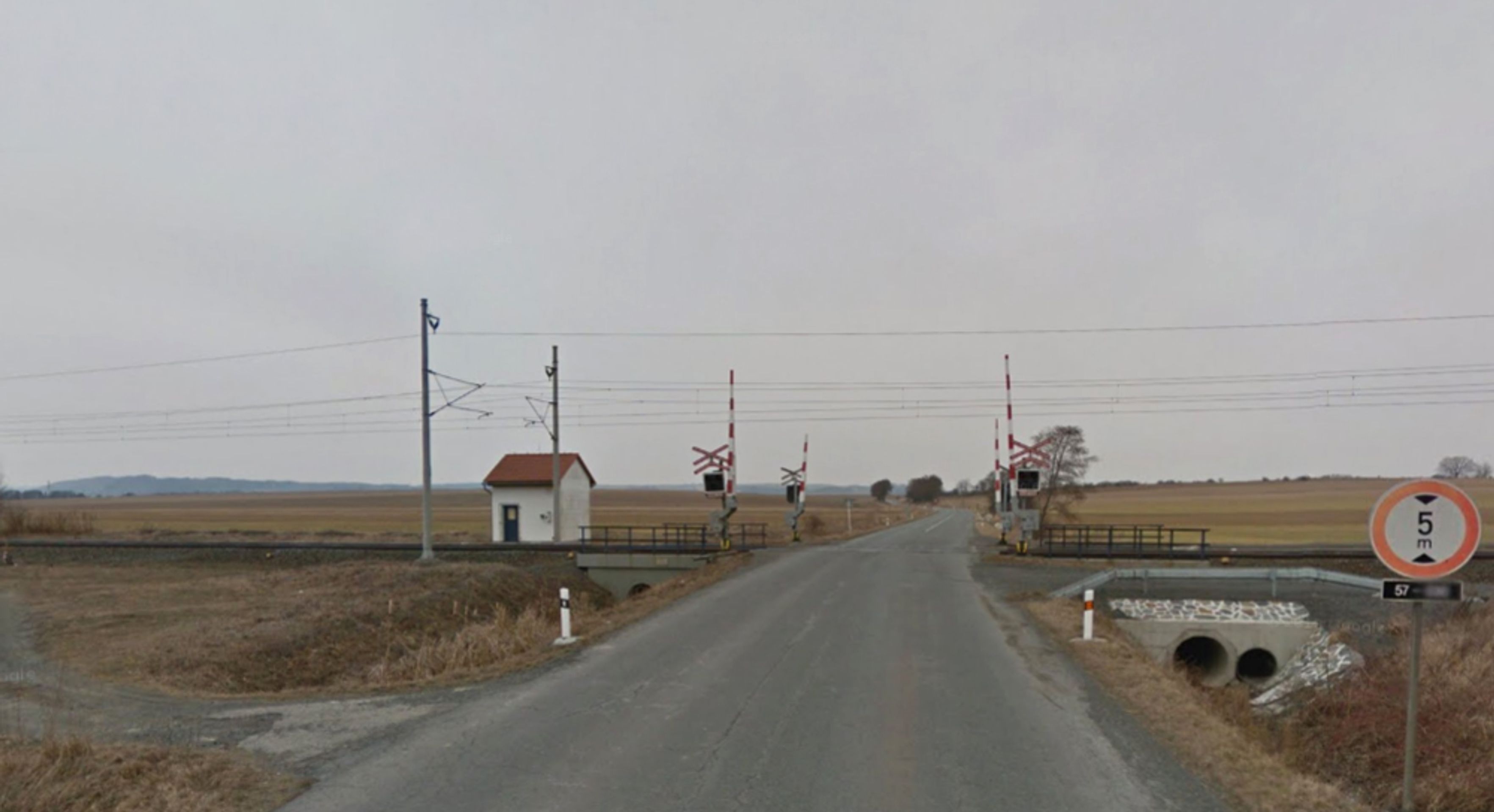 Nebezpečné přejezdy: P 6497, Bohumín - Přerov, Moravskoslezský kraj - přejezd se závorami, řešení: zrušení přejezdu. DŮVOD: Spojení silnice I. třídy č. 57. s obcí Hladké Životice, sjezd ze silnice I. třídy č. 57. lze provést v prostoru před přejezdem a pr - GALERIE: Nebezpečné přejezdy - Královéhradecký kraj, Pardubický kraj, Olomoucký kraj, Moravskoslezský kraj (13/17)