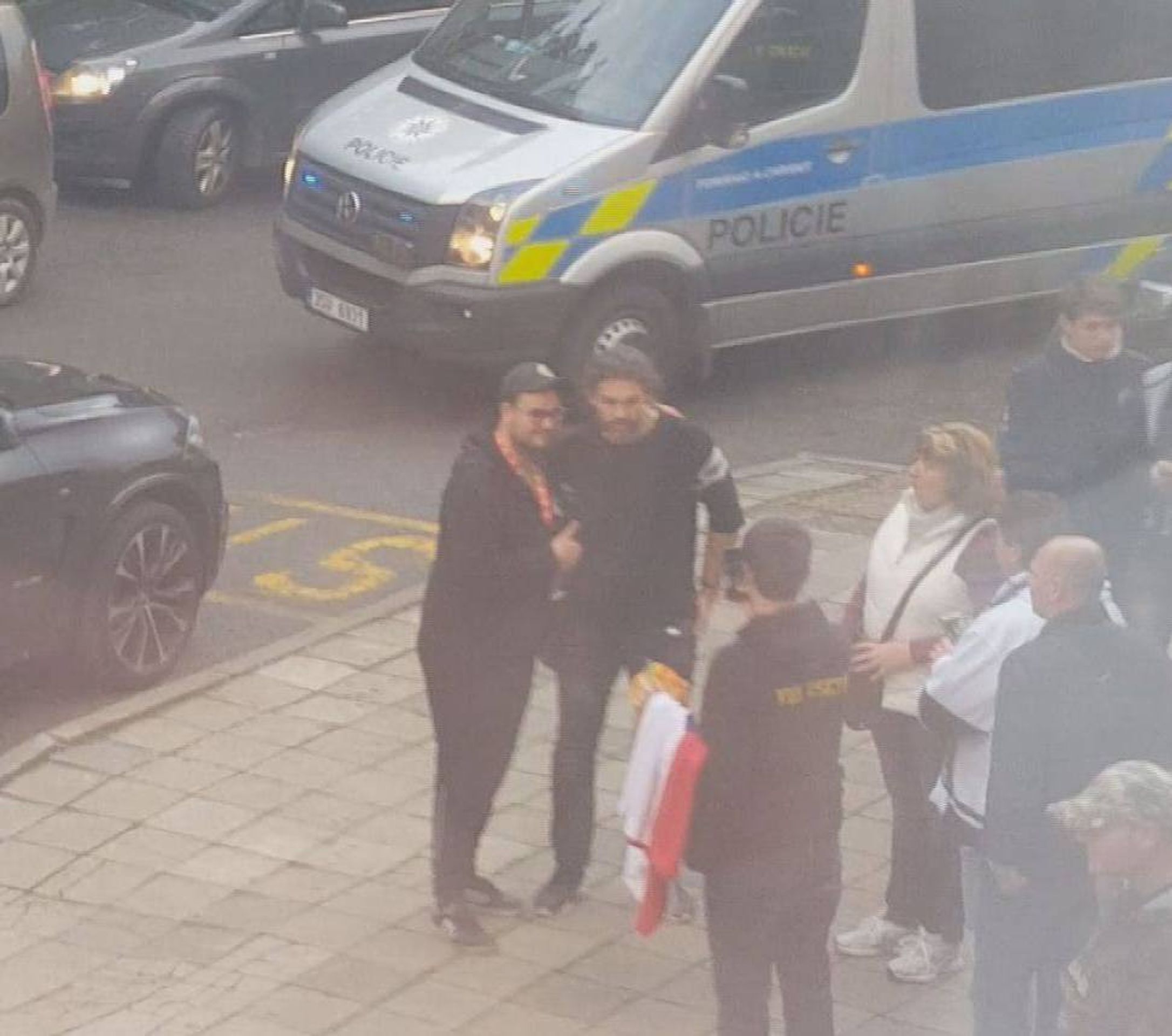 Zatýkání fanoušků Vsetína na Kladně s Jaromírem Jágrem - 5 - GALERIE: Policie zatýkala na Kladně, byl u toho i Jágr (5/6)