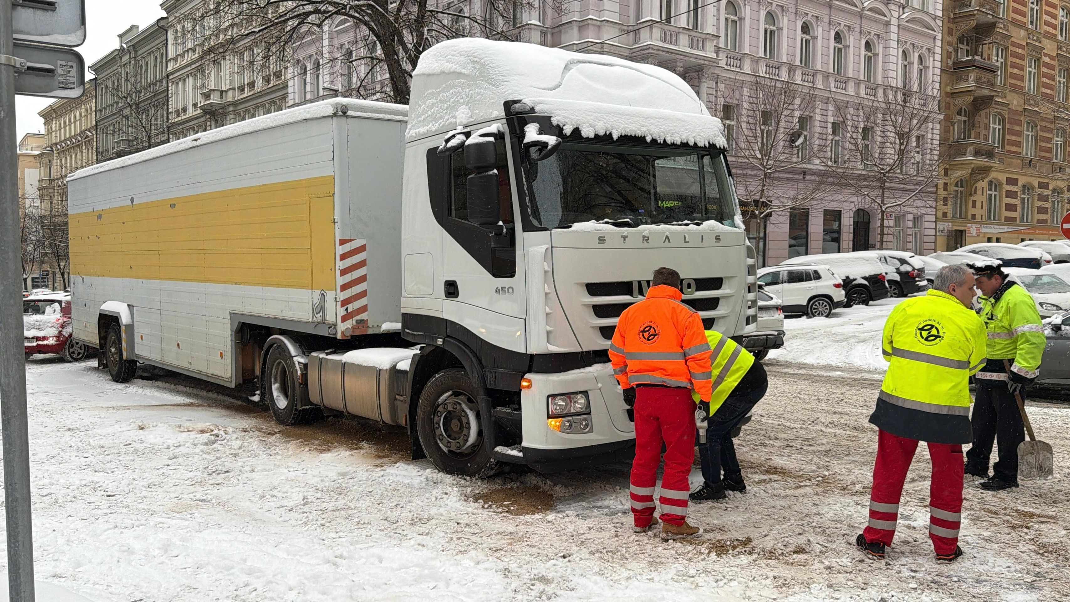 Zablokovaná Vinohradská ulice v Praze - Dopravní situace v Česku 9. 1. 2026 (23/55)