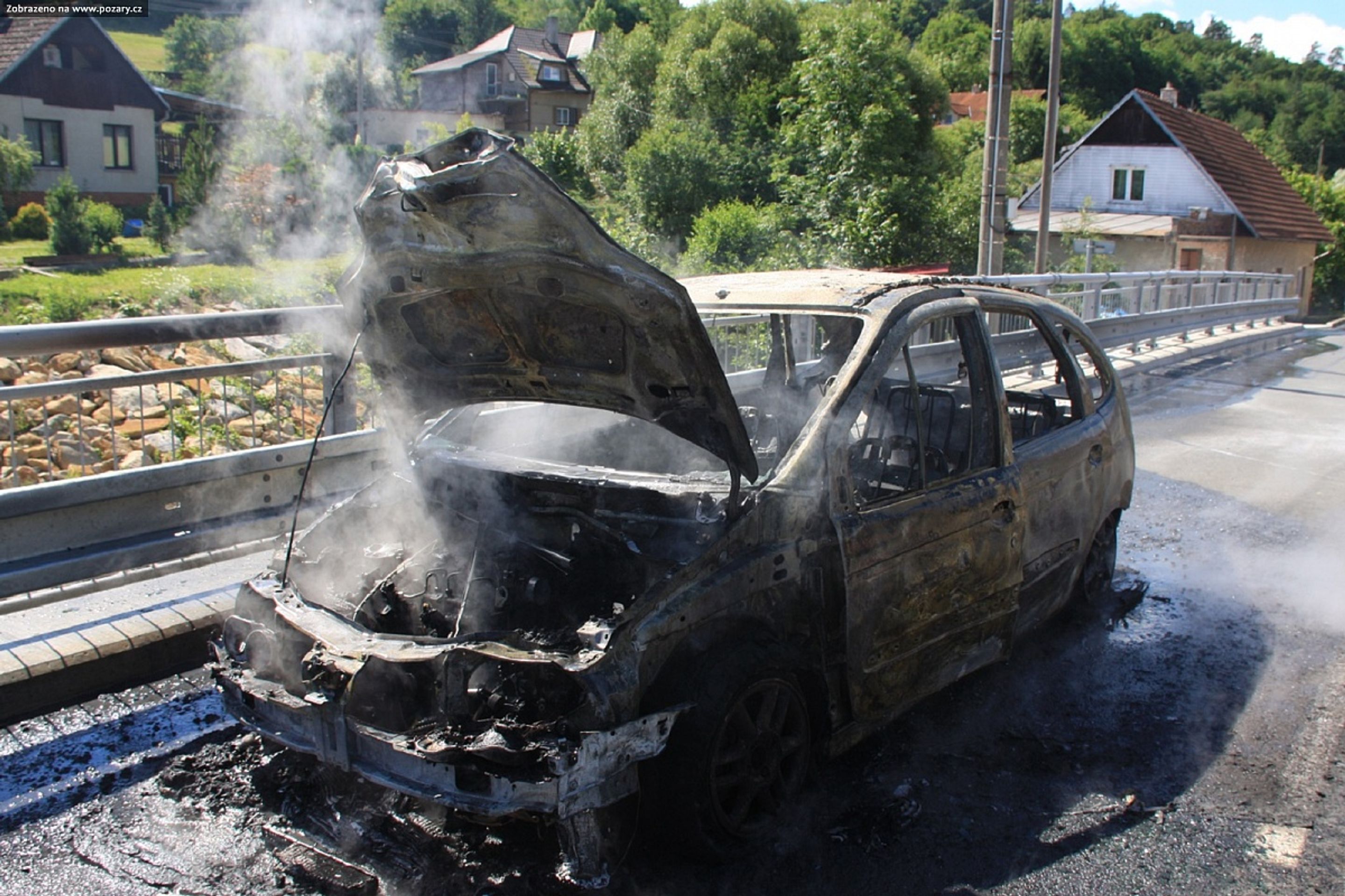 Hasiči likvidovali hořící auto v Kašavě - GALERIE: Požár auta v Kašavě (5/5)