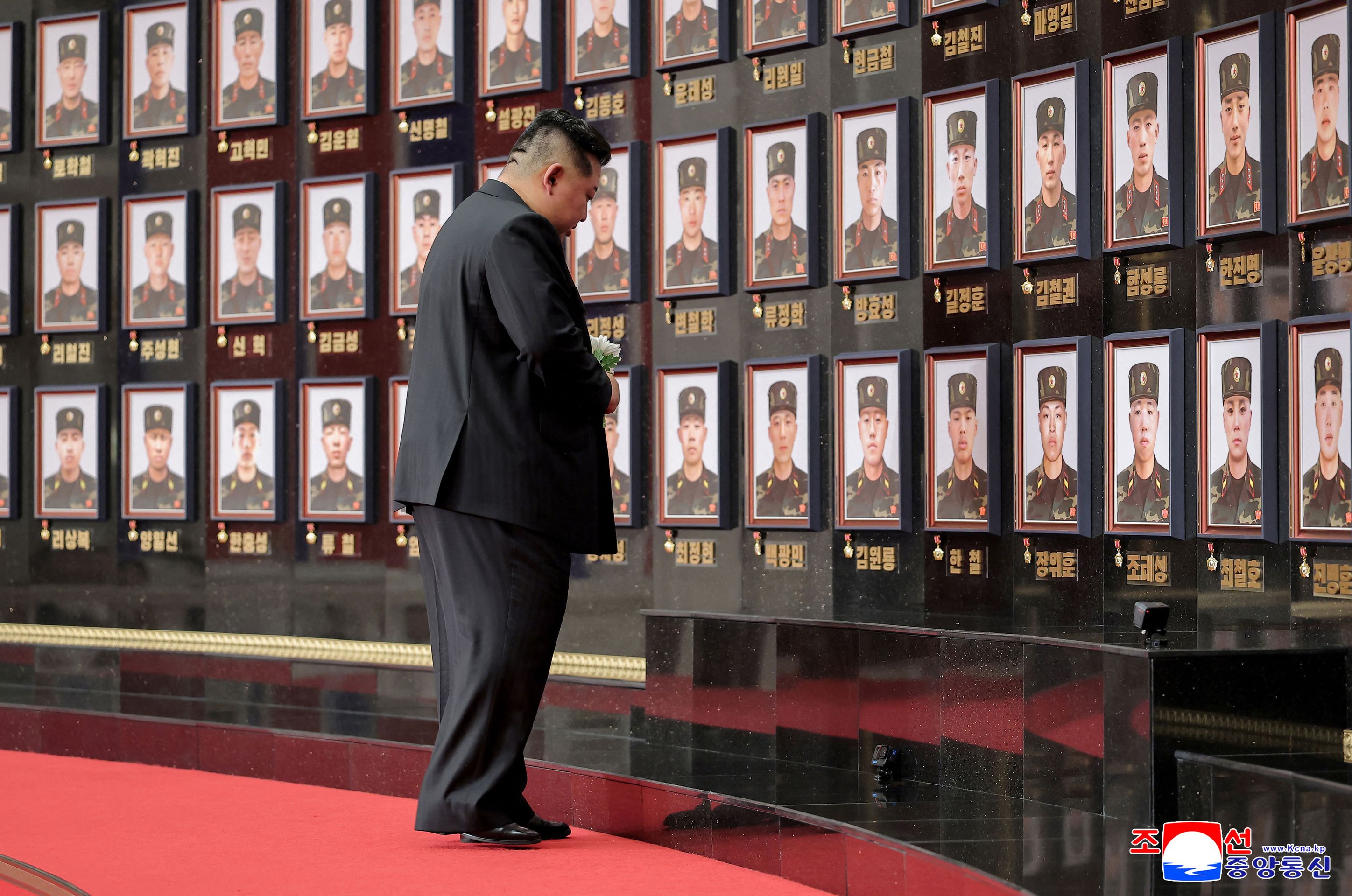 Kim Čong-un předává vyznamenání - Kim Čong-un předává vyznamenání (3/6)