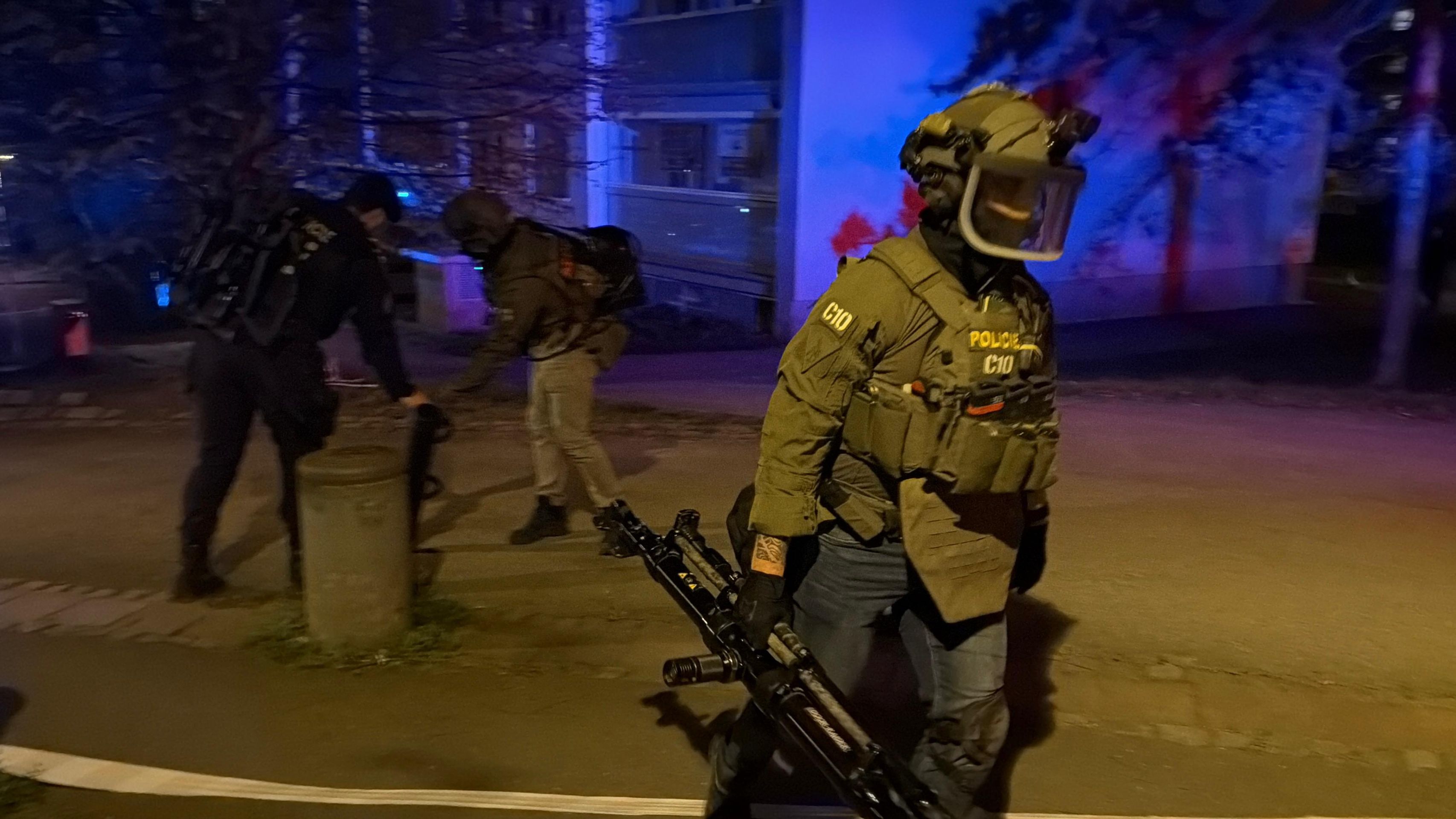 Zásah zásahové jednotky - Zásah policie v pražských Stodůlkách (1/12)