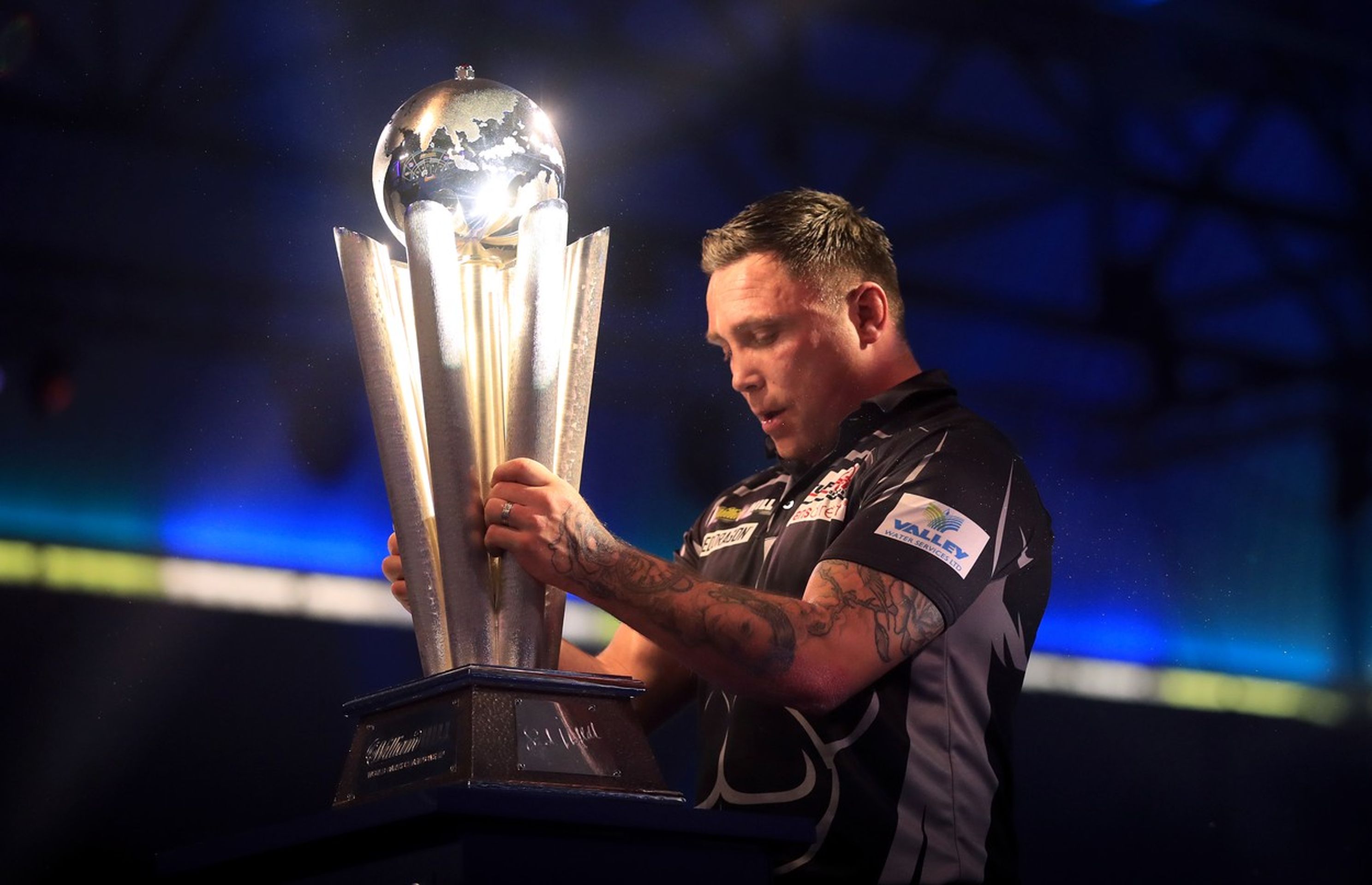 Gerwyn Price s trofejí pro mistra světa - GALERIE: Gerwyn Price je novým šipkařským mistrem světa! (5/8)