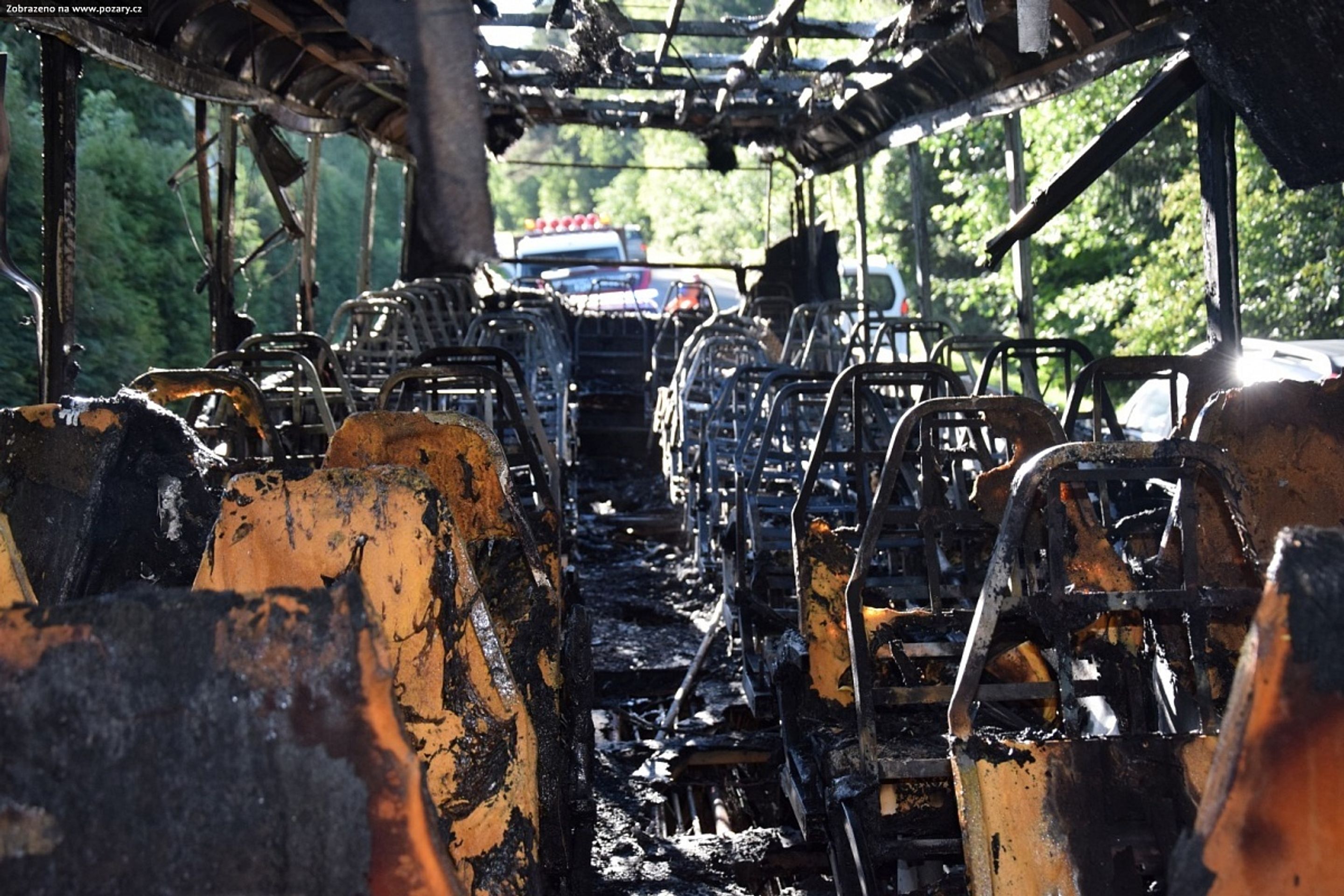 Hořící autobus u Rožmitálu - 2 - GALERIE: Hořící autobus u Rožmitálu (1/5)