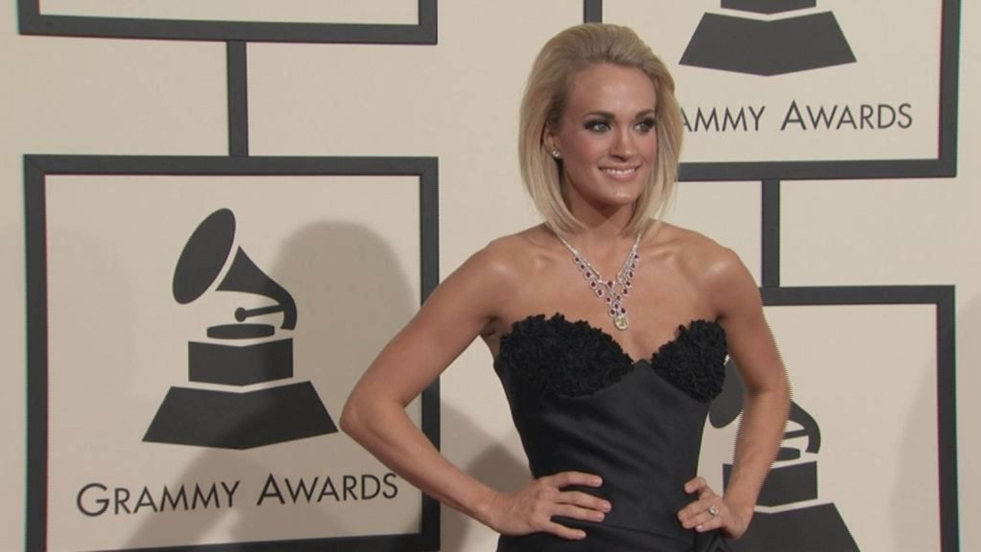 Móda na Grammy Awards 2016 - Carrie Underwood - GALERIE: Móda na Grammy Awards 2016 (17/21)