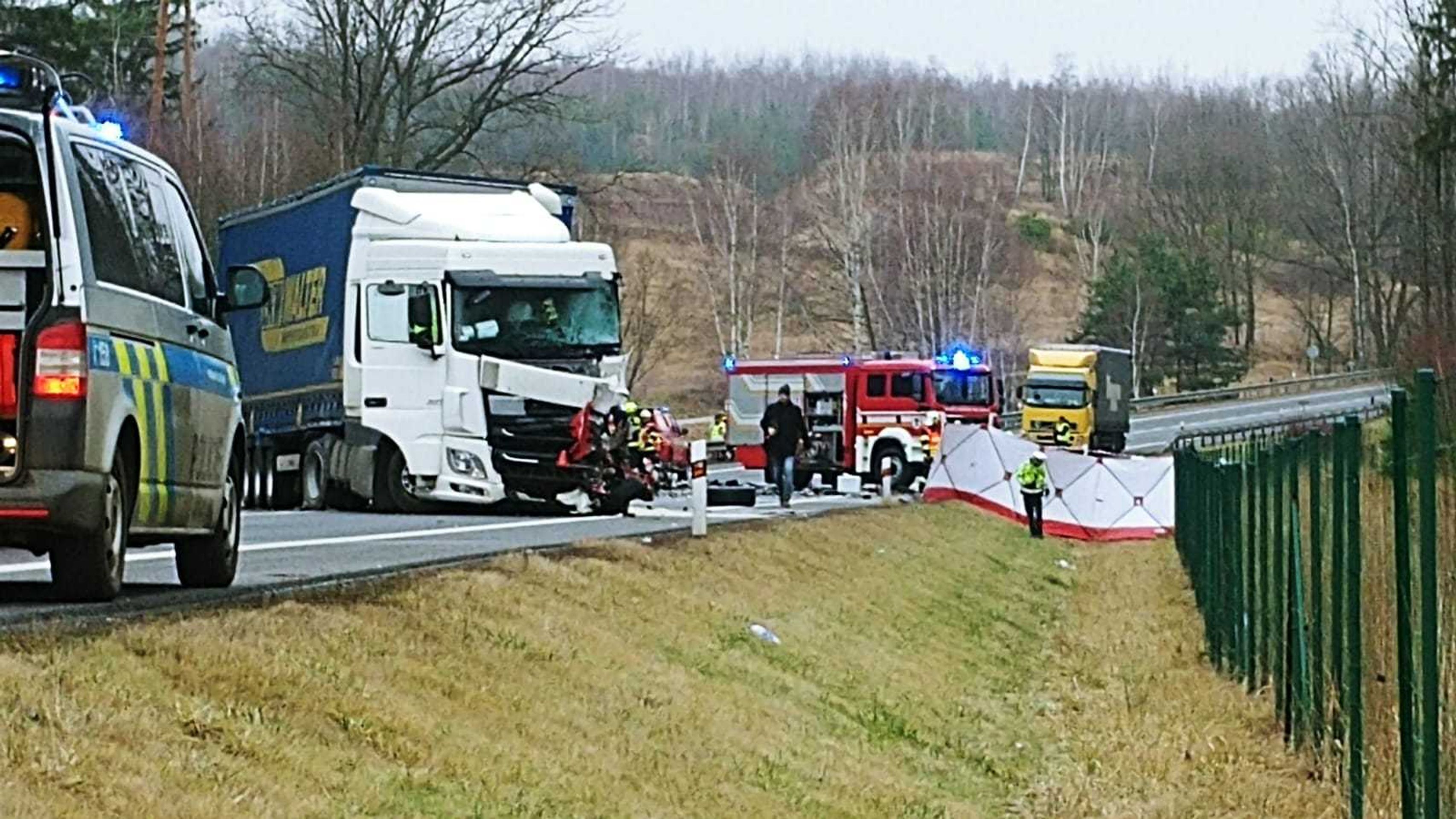 Smrtelná nehoda mezi Hrádkem nad Nisou a Bílým Kostelem - 2 - GALERIE: Smrtelné nehody ve Středočeském a Libereckém kraji (10/15)