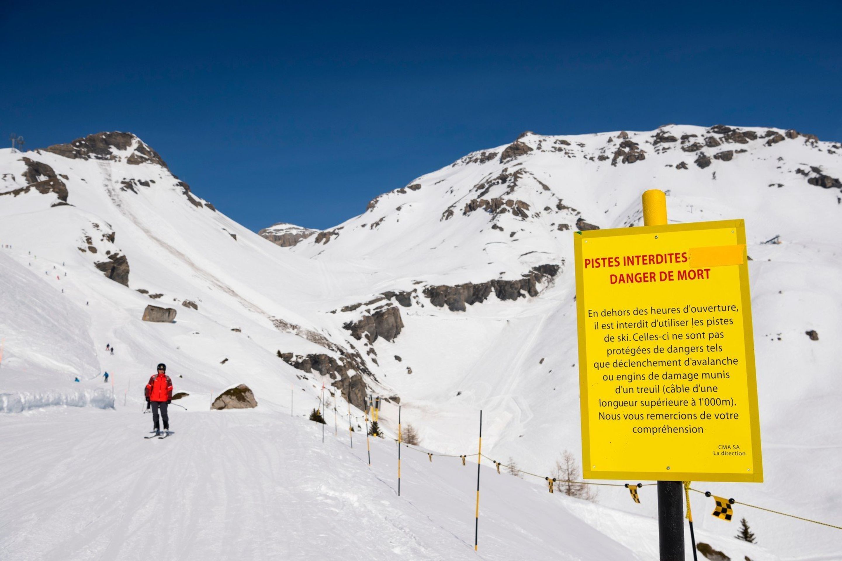 Lavina smetla lyžaře v Crans-Montana - 7 - GALERIE: Lavina smetla lyžaře na sjezdovce v Crans-Montana (1/7)