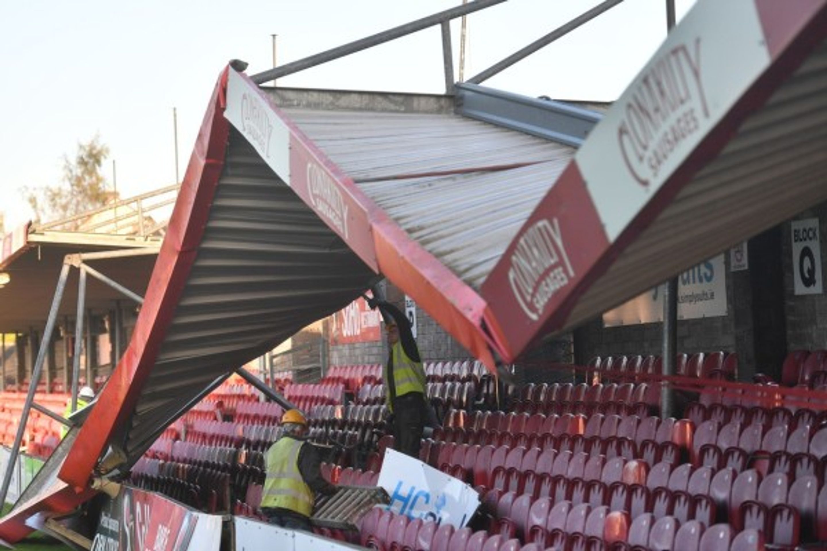 Stadion Cork City - GALERIE: Fotbalový stadion v Irsku zničil hurikán Ophelia (2/5)