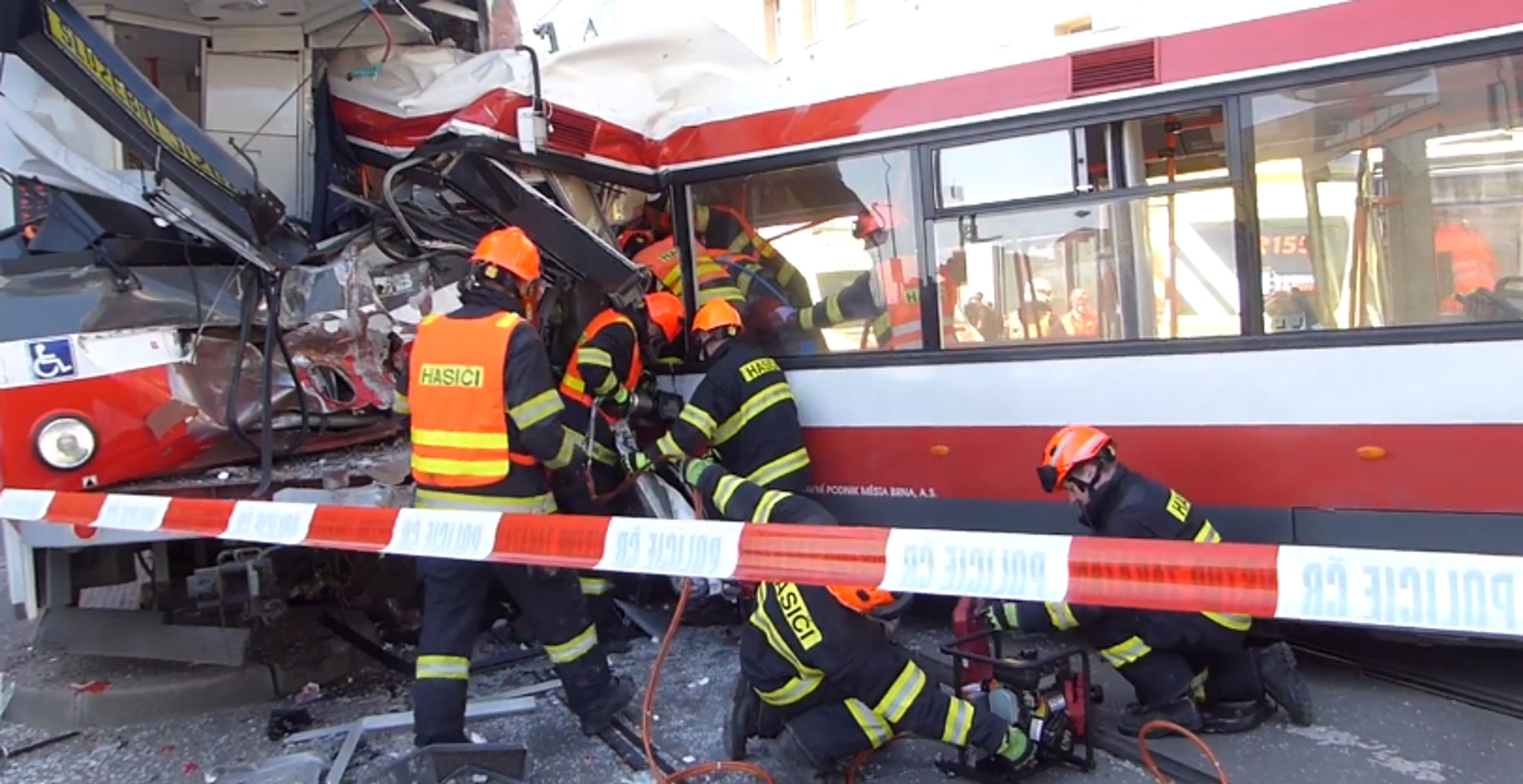 Nehoda tramvaje a trolejbusu v Brně - GALERIE: Srážka tramvaje a trolejbusu v Brně (2/16)