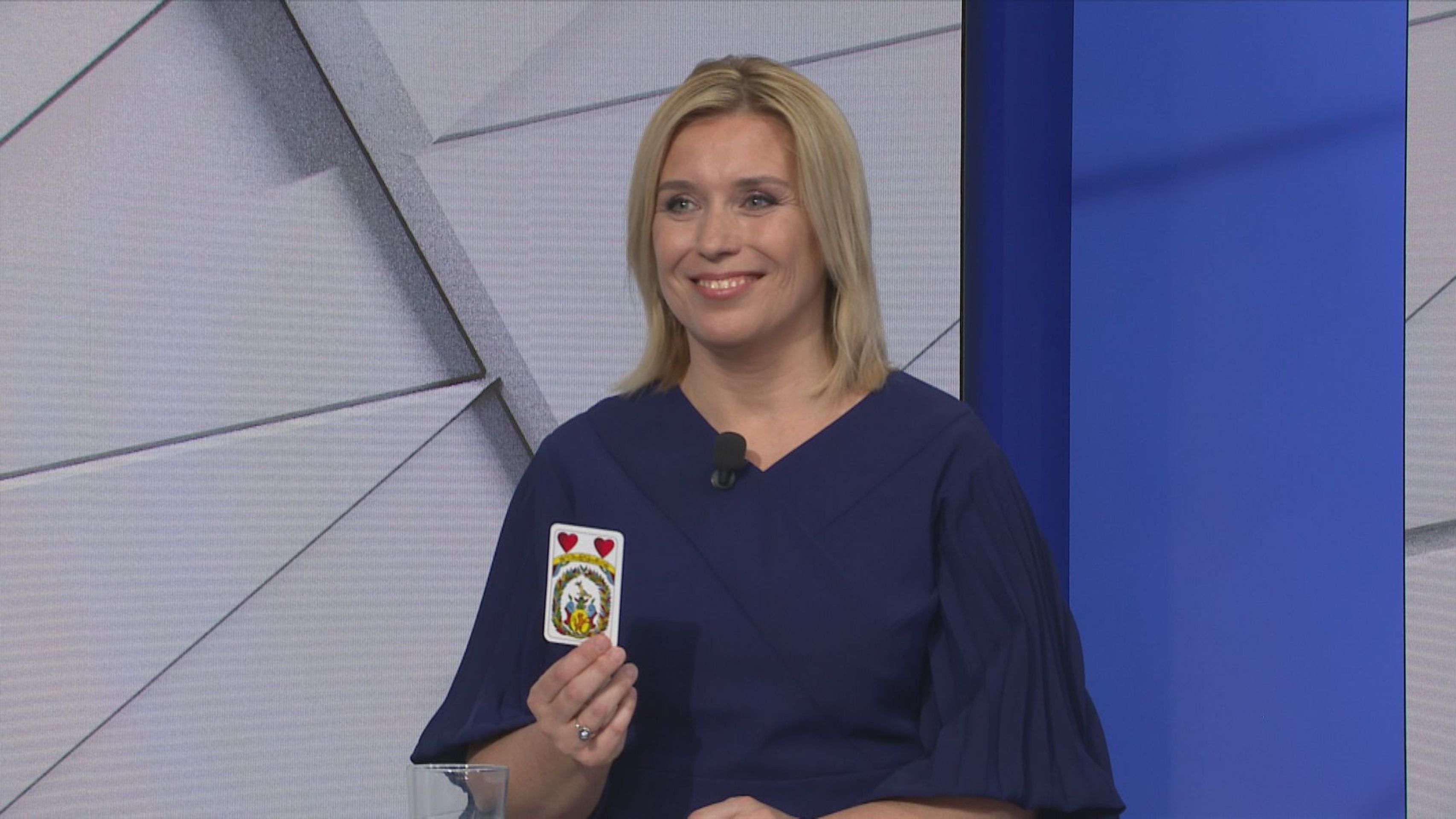 Danuše Nerudová s vylosovanou kartou - Debata kandidátů (43/47)