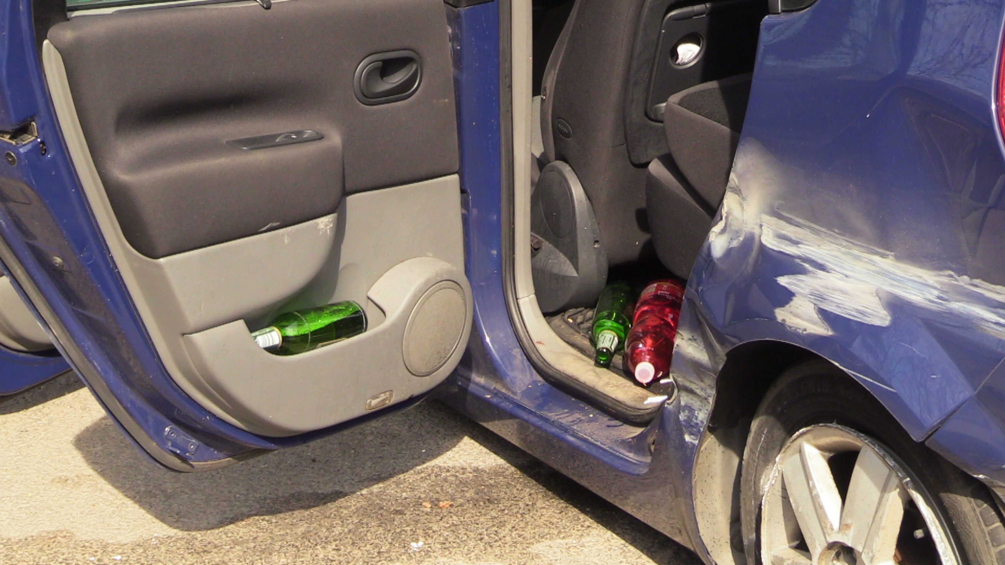 Řidič nechal auto uprostřed dálnice - 6 - GALERIE: Řidič nechal auto uprostřed dálnice a utekl (6/6)