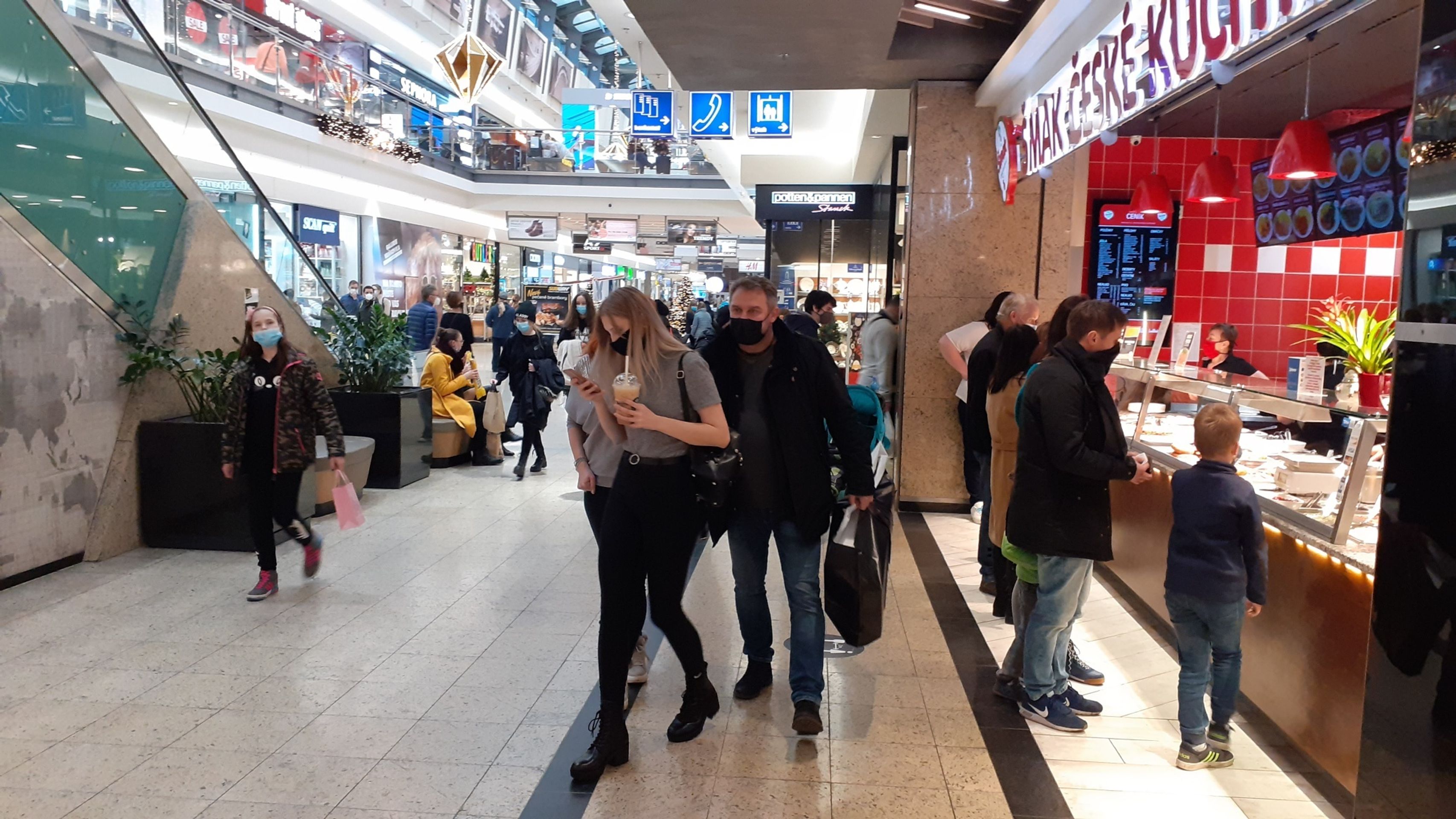 Fronty v nákupních centrech - 4 - GALERIE: Lidé vyrazili na předvánoční nákupy. Tvořily se dlouhé fronty (17/23)