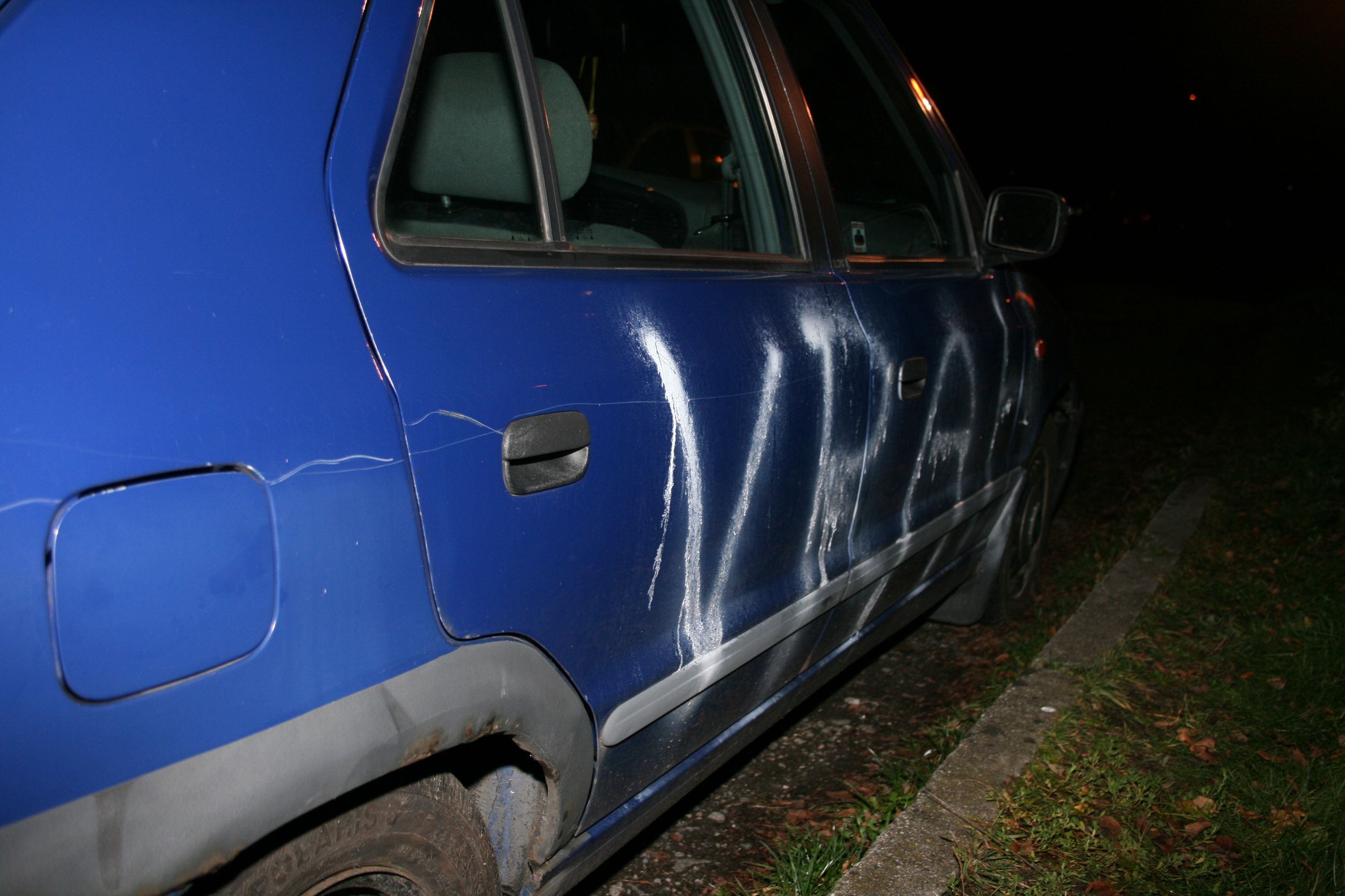 Kramný - nápis na autě - 1 - Kramnému někdo zničil auto! (1/6)