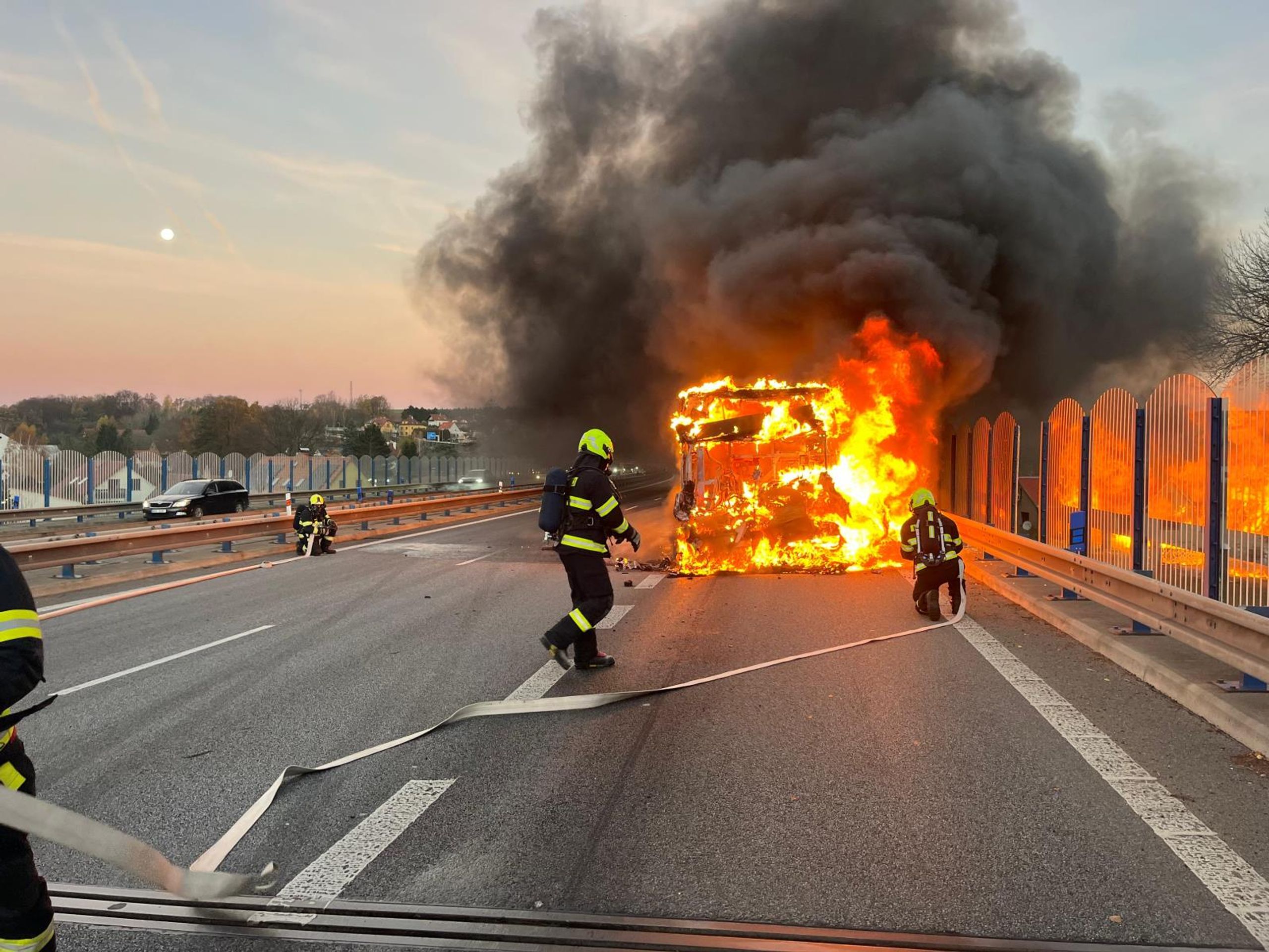 Hořící autobus na silnici I/35 u Chrastavy - Hořící autobus u Chrastavy (9/10)