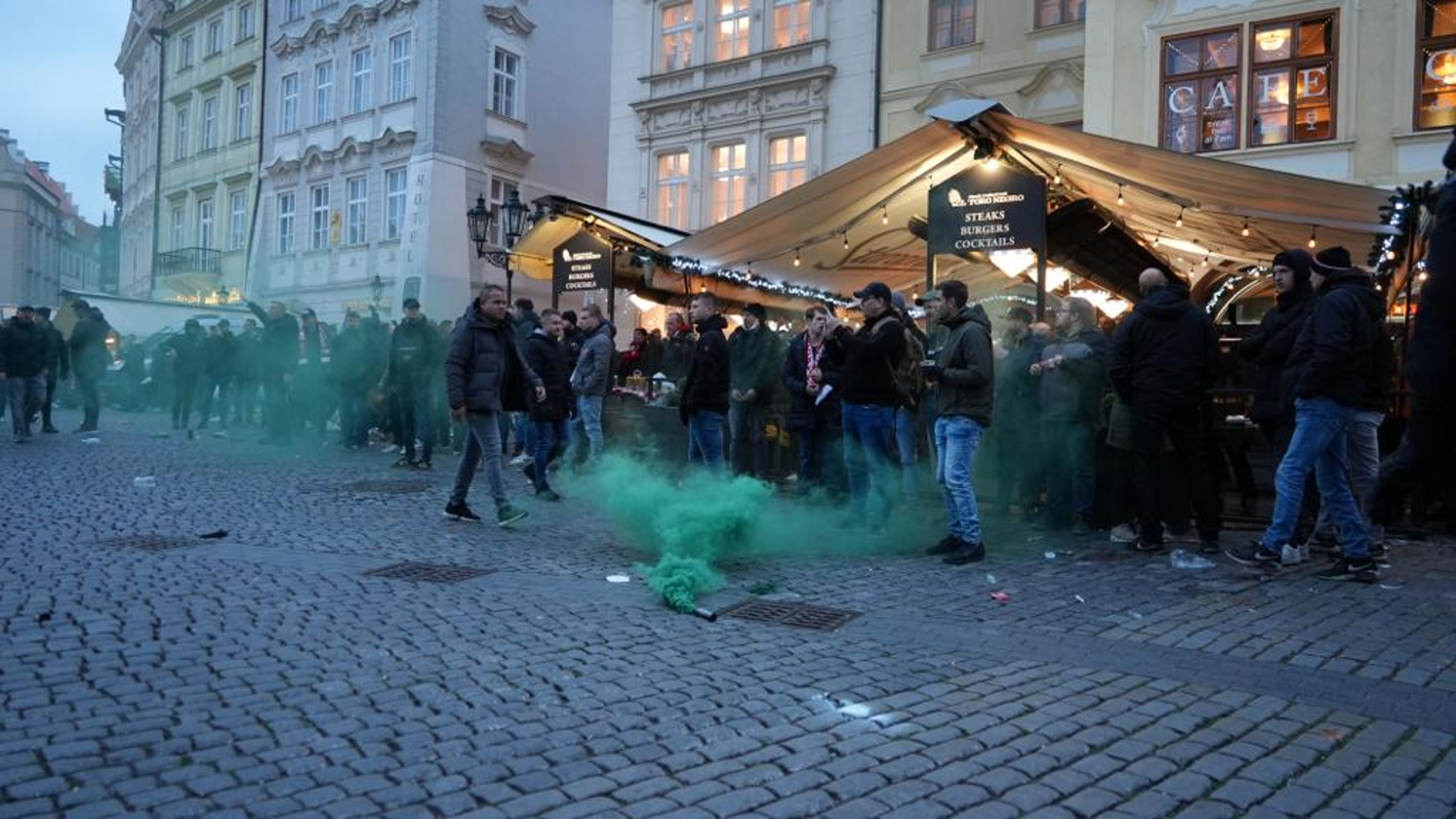 Policejní zákrok proti holandským fanouškům na Staroměstském náměstí (2) - Policejní zákrok proti holandským fanouškům (4/11)
