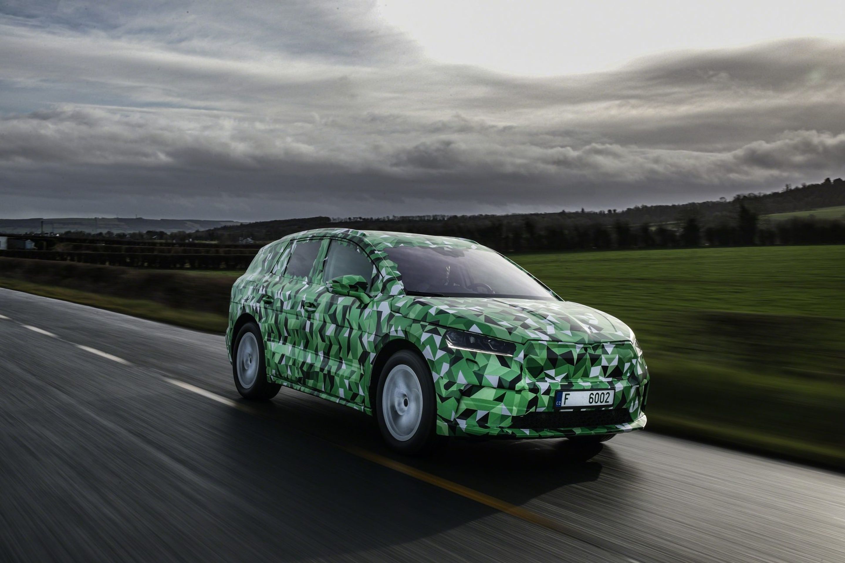 Škoda Enyaq iV - 41 - Fotogalerie: Zamaskovaný prototyp elektrického crossoveru Škoda Enyaq (10/20)