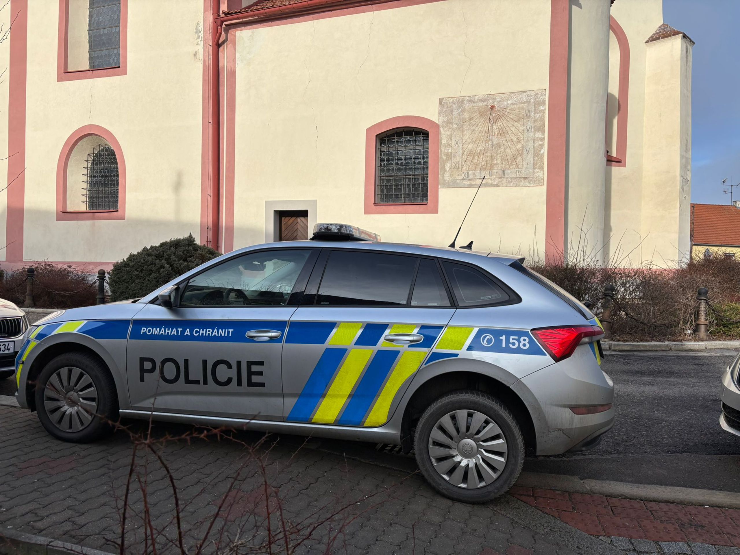 Zásah policie na základní škole v Českých Budějovicích (1) - Zásah policie na základní škole v Českých Budějovicích (1/5)